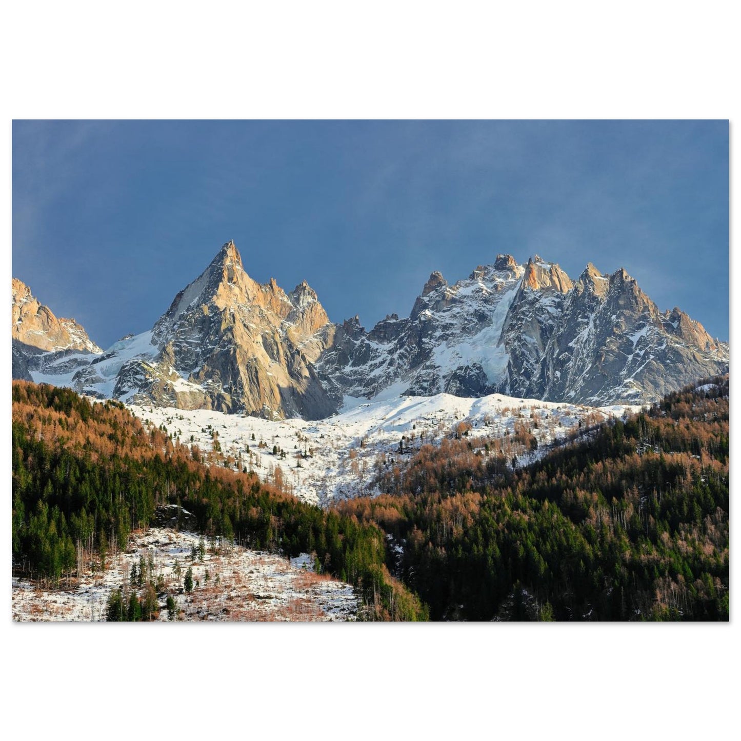 Tableau « Drus et Aiguille Verte au-dessus des mélèzes dorés de Chamonix en automne » dans un bureau lumineux – simulation 50 × 70 cm