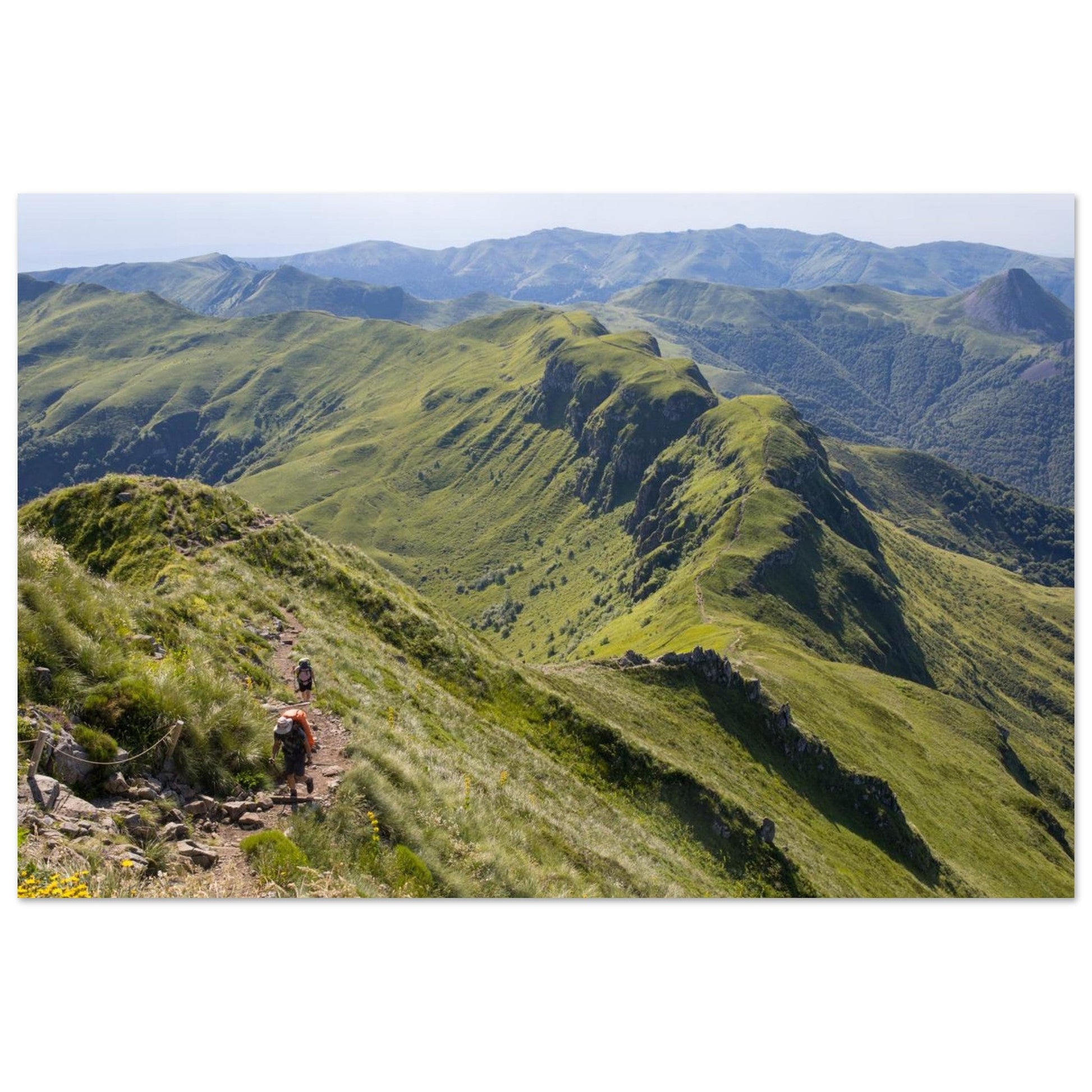 Tableau photo du panorama volcanique du Puy Mary présenté dans une chambre contemporaine