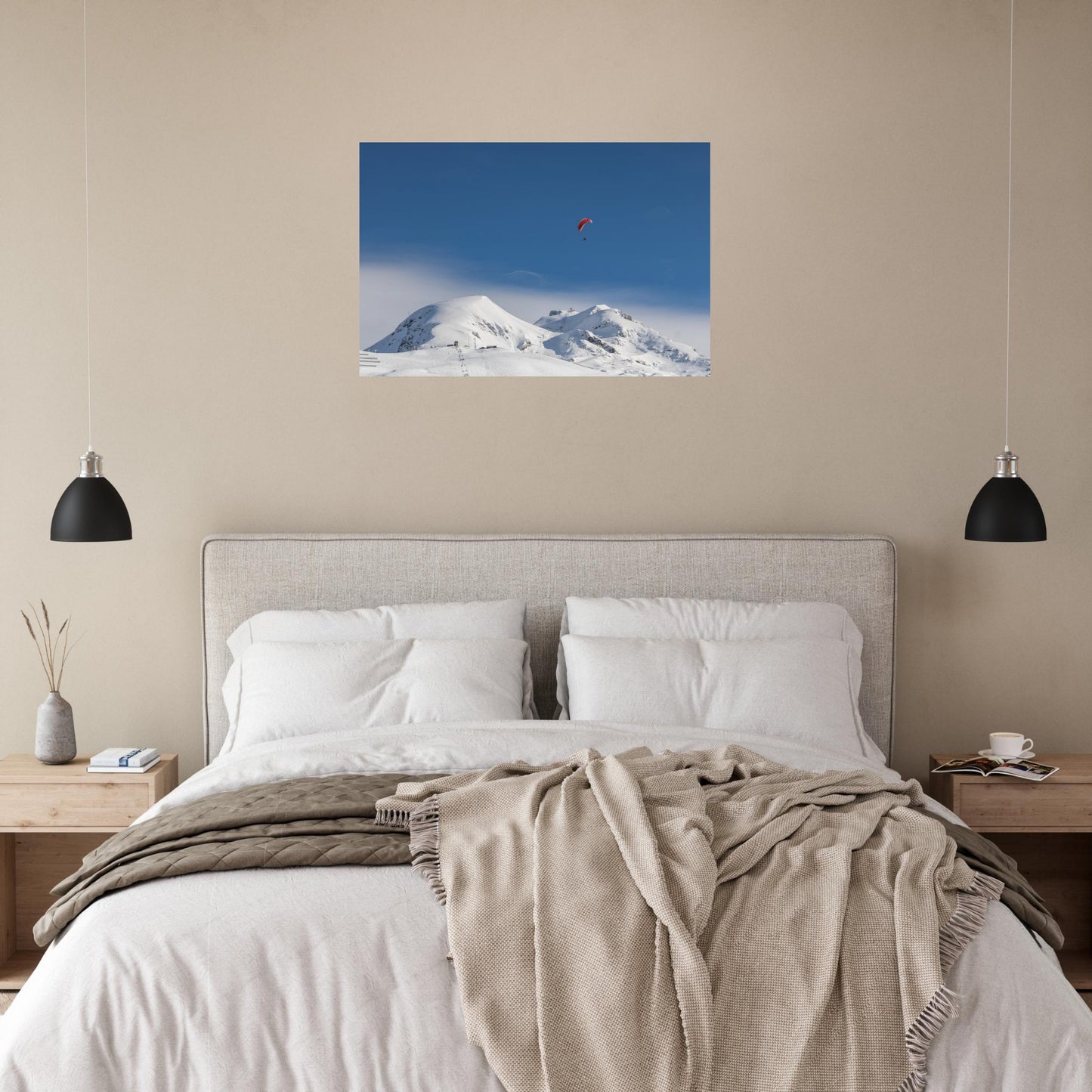 Tableau photo « une scène de speed riding aux Deux Alpes face au massif des Écrins » dans un espace de vie – simulation 60 × 90 cm