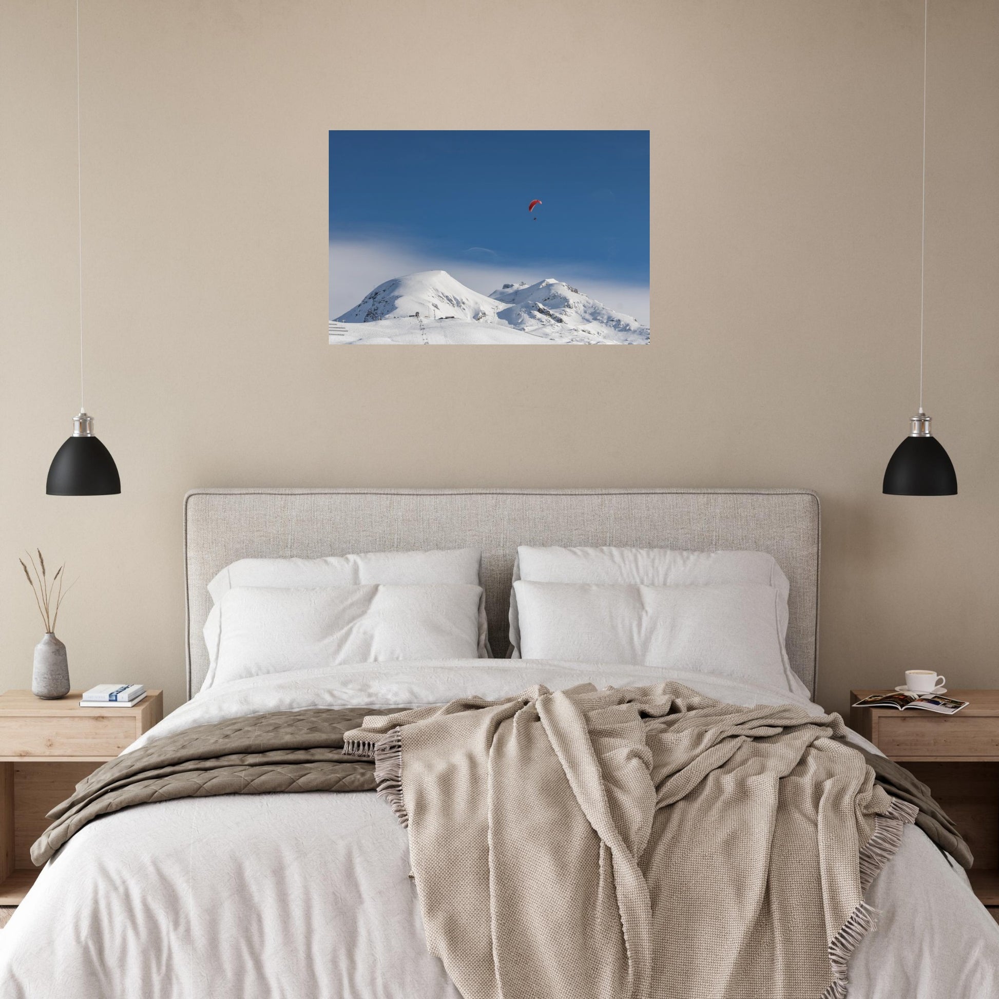 Tableau photo « une scène de speed riding aux Deux Alpes face au massif des Écrins » dans un espace de vie – simulation 60 × 90 cm