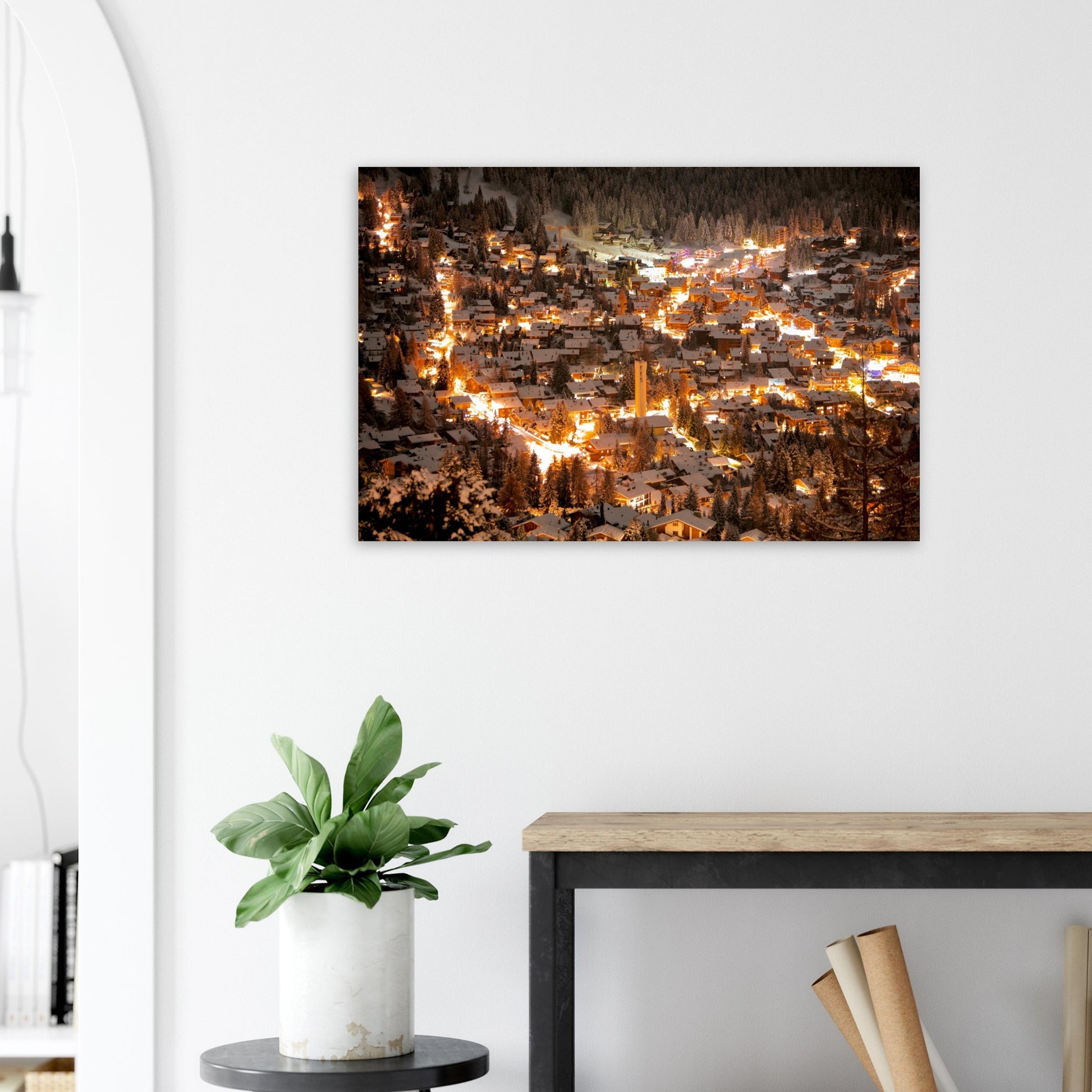 Tableau « Verbier sous la neige et illuminé à la tombée de la nuit dans le Valais » dans un espace de vie – simulation 50 × 70 cm