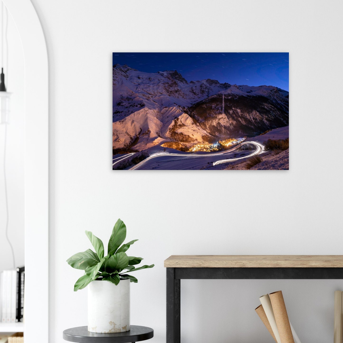 Tableau « village de La Grave illuminé au crépuscule face à la Meije » dans un espace de travail – simulation 50 × 70 cm