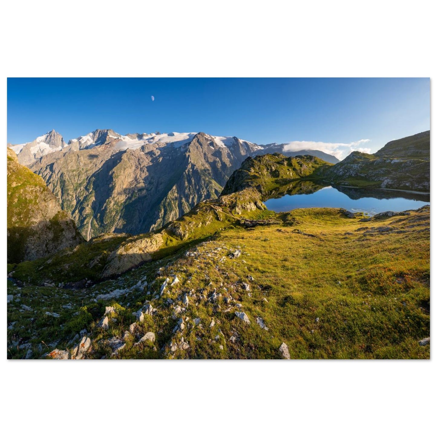Tableau « lac Lérié face au glacier de la Meije sur le plateau d’Emparis » dans une chambre contemporaine – simulation 50 × 70 cm