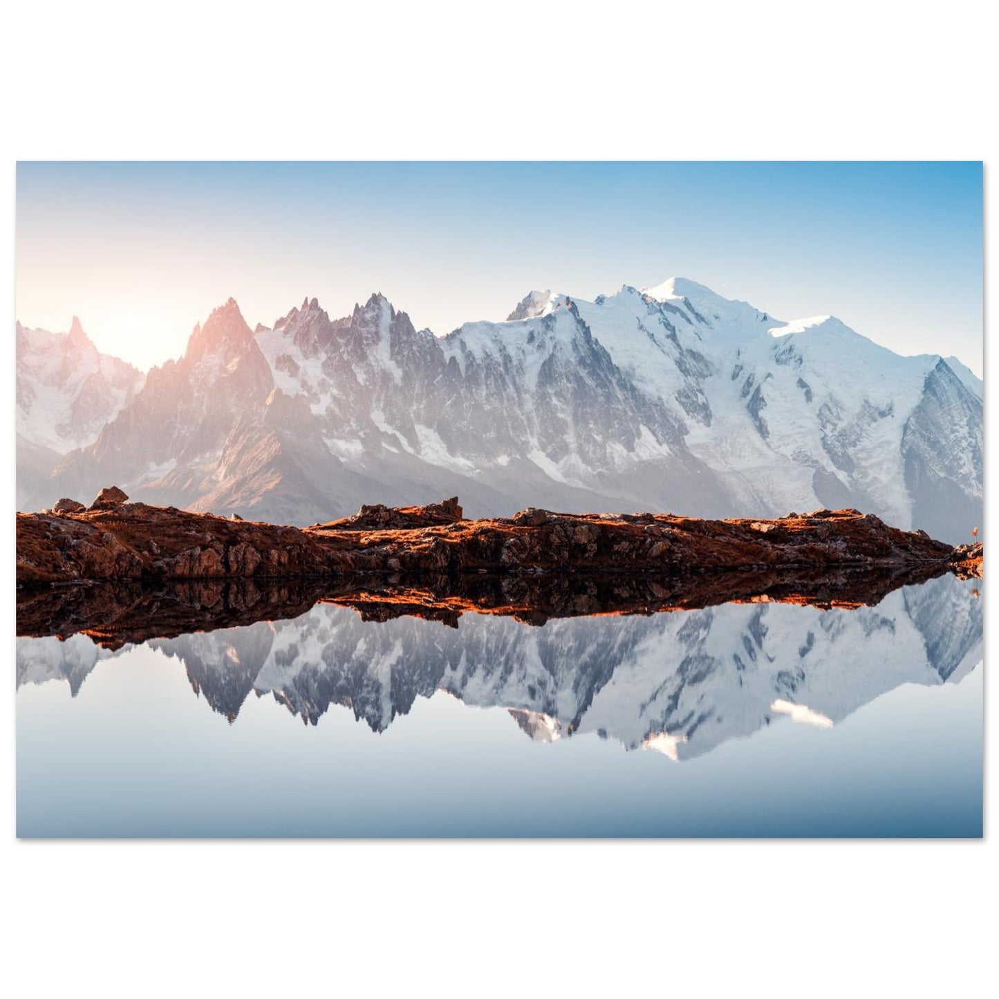 Tableau « lacs des Chéserys reflétant le massif du Mont-Blanc à Chamonix » dans un intérieur contemporain – simulation 50 × 70 cm