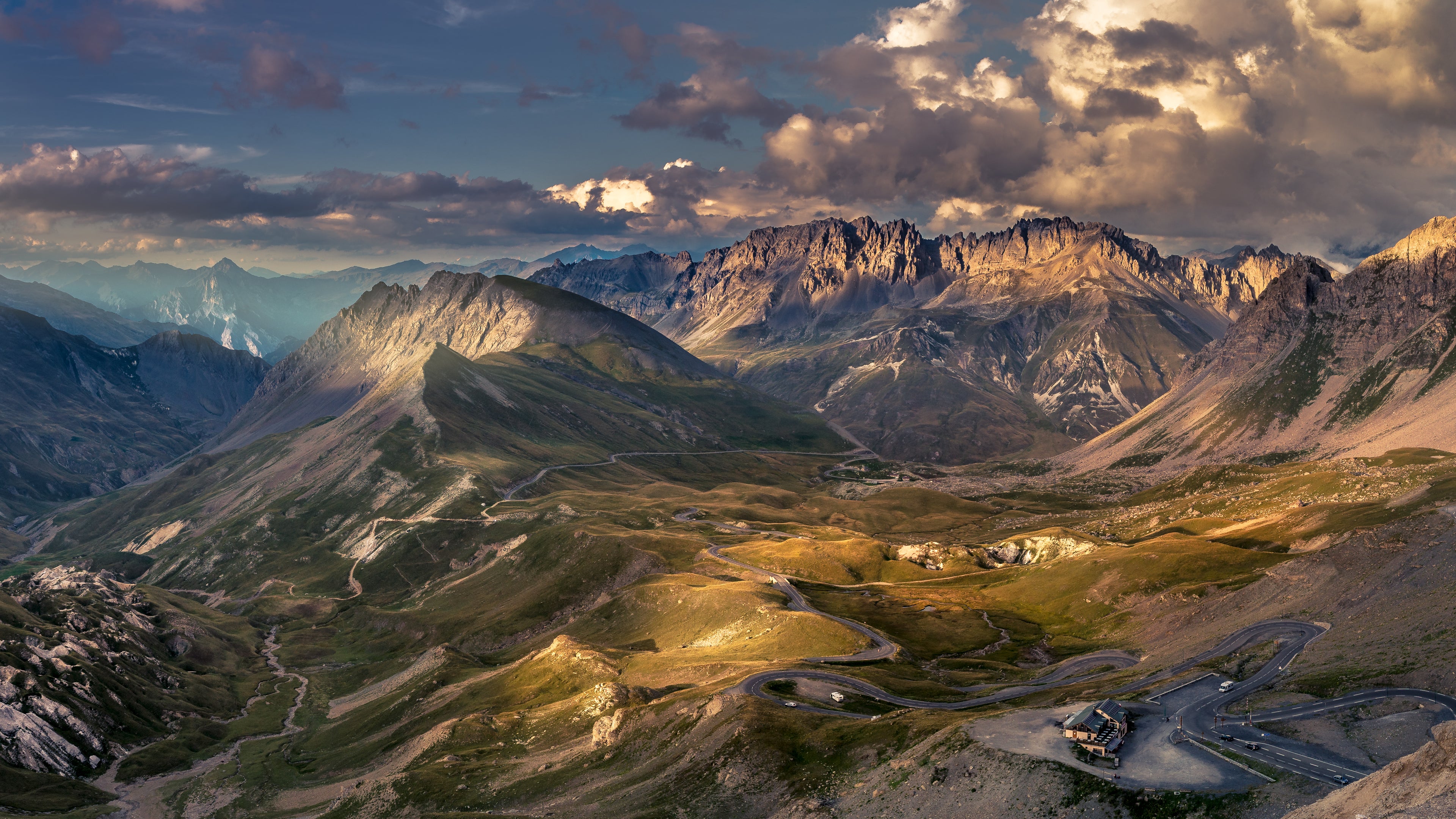 Paysage du massif des Aravis au lever du jour, crêtes éclairées – tableau photo alu.