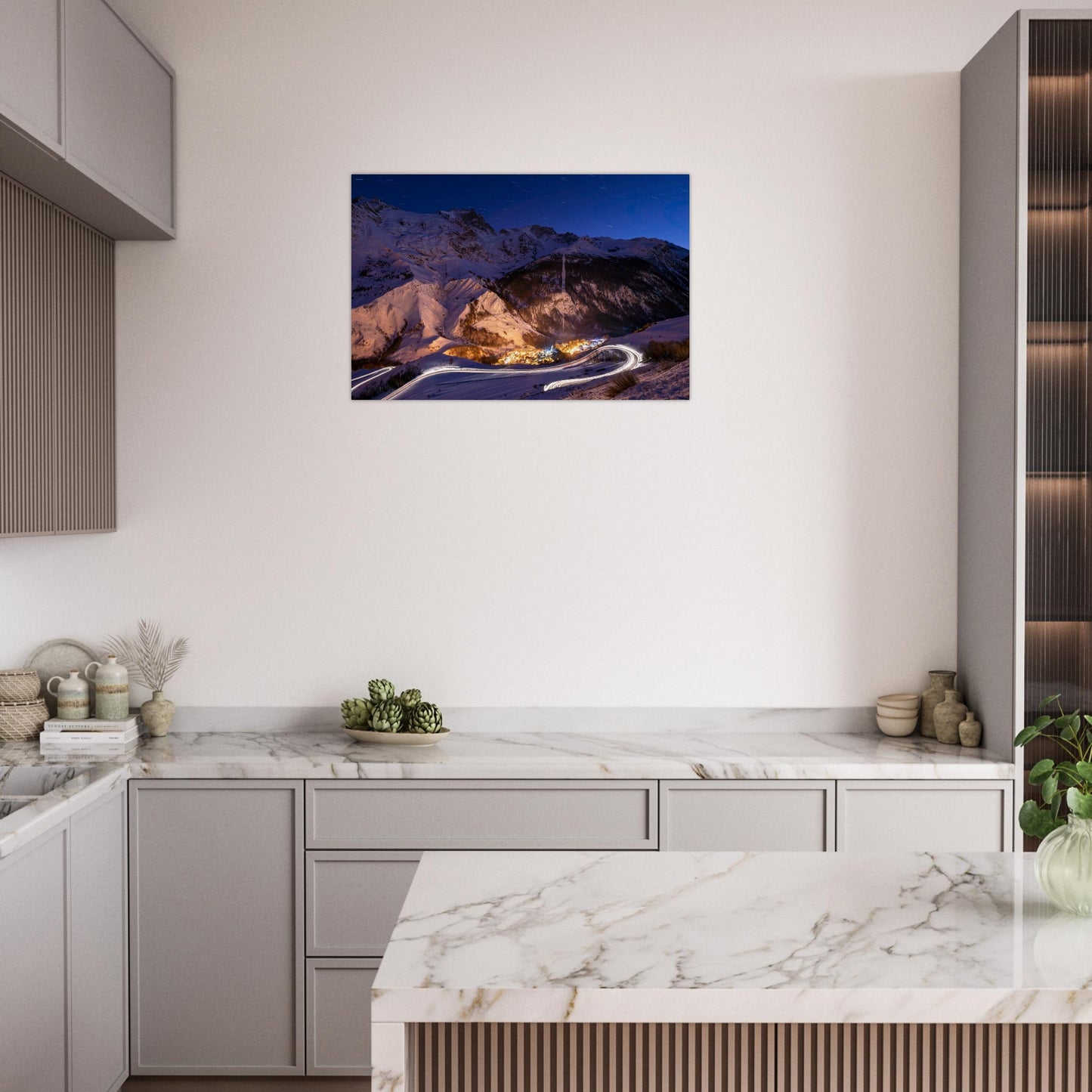 Tableau « village de La Grave illuminé au crépuscule face à la Meije » dans un espace de vie – simulation 50 × 70 cm