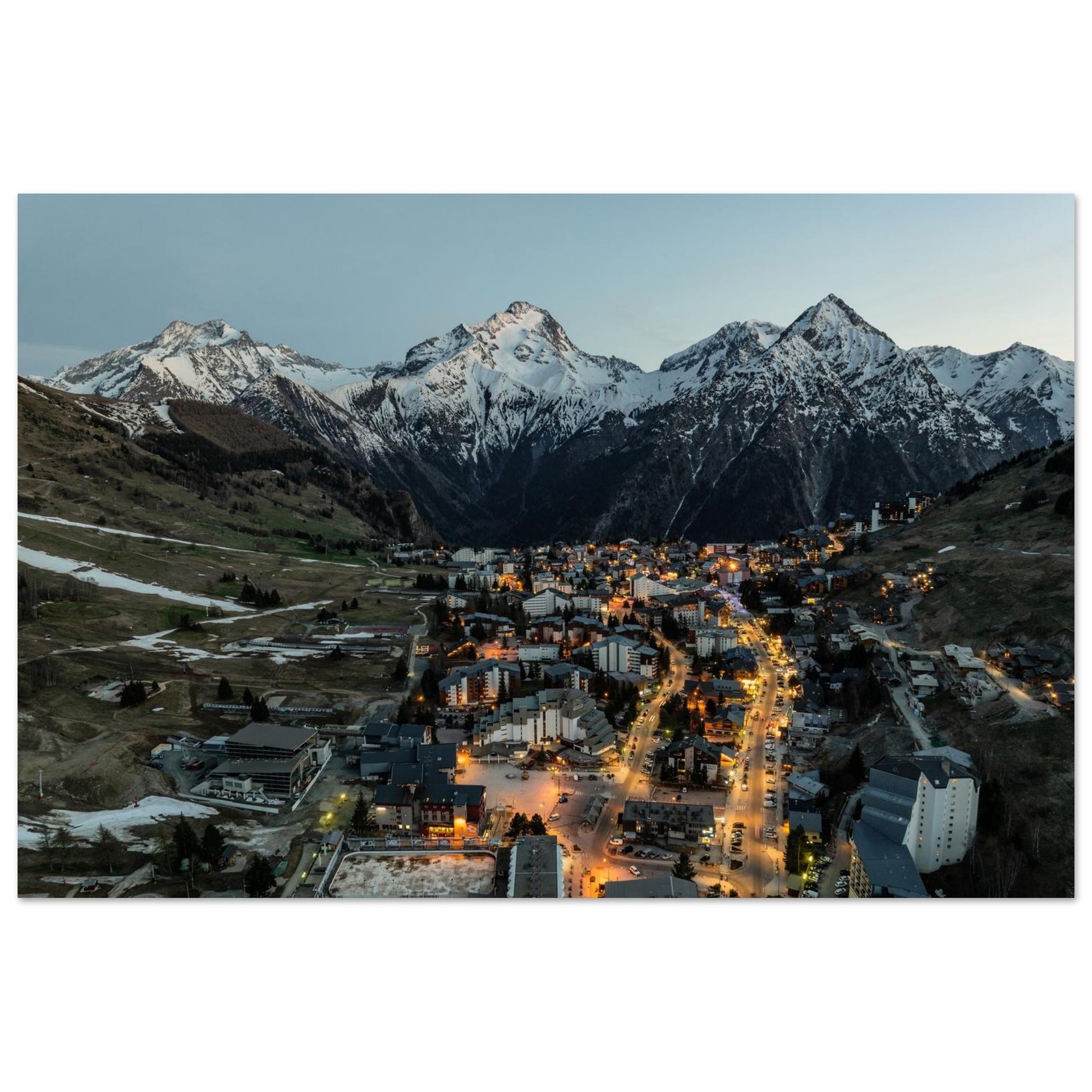 Tableau photo « les Deux Alpes vues du ciel au coucher du soleil en hiver » dans un bureau lumineux – simulation 60 × 90 cm