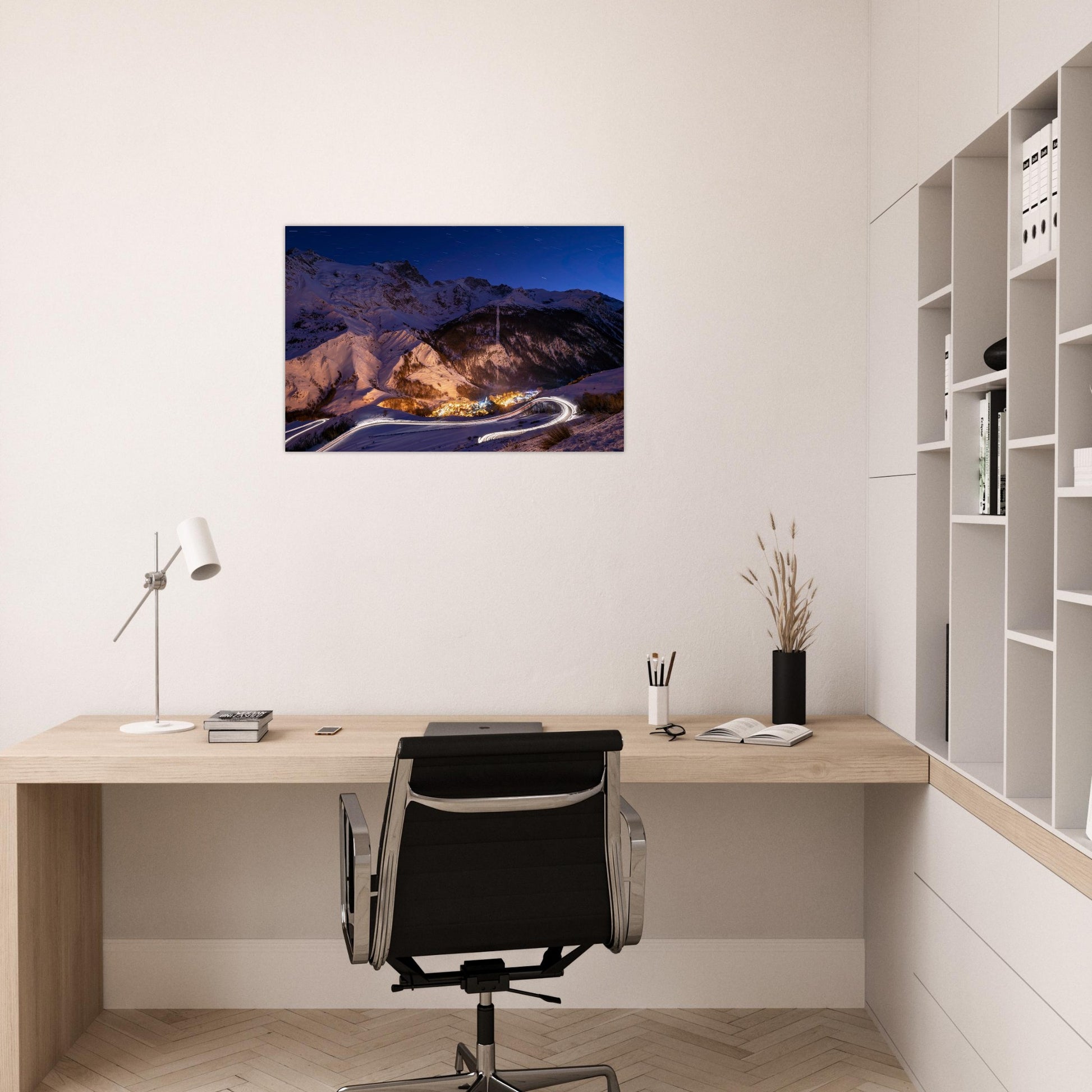 Tableau « village de La Grave illuminé au crépuscule face à la Meije » sur un mur clair – simulation 50 × 70 cm