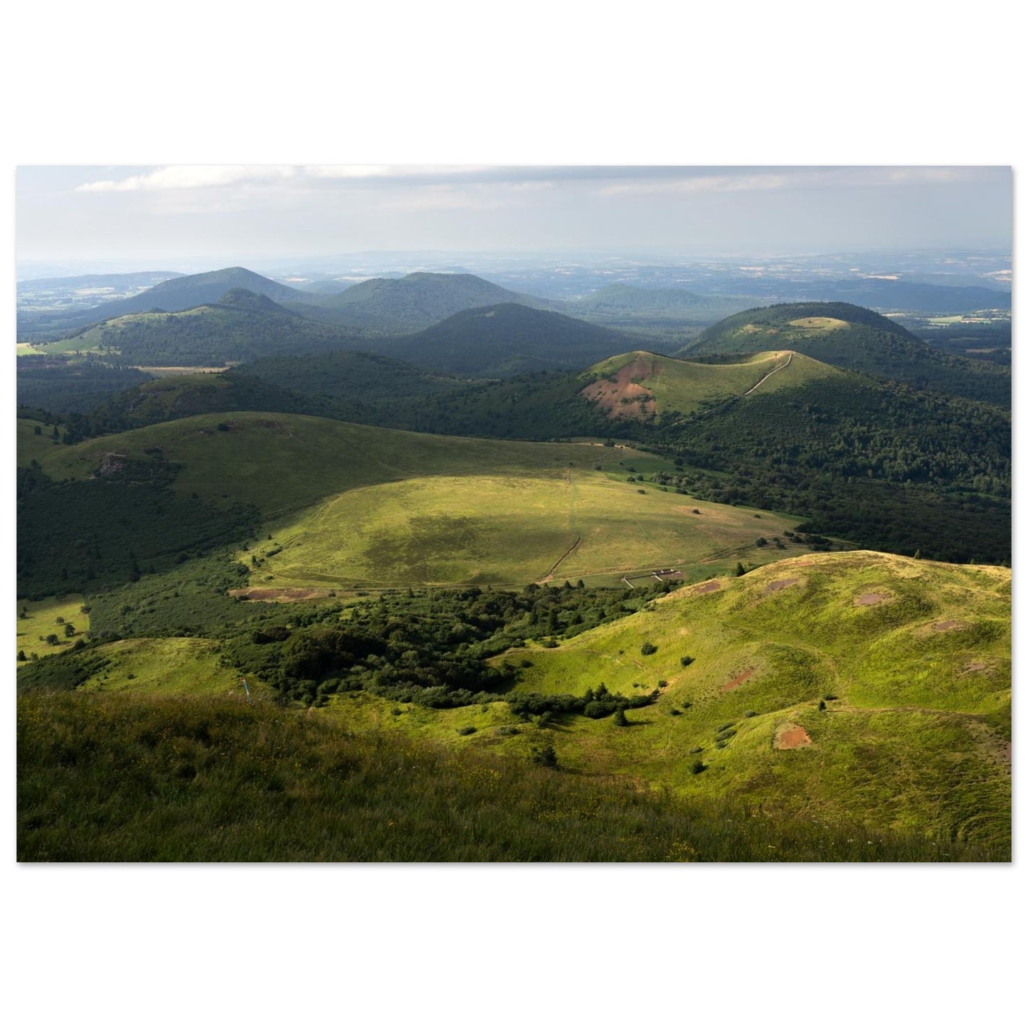 Tableau photo « le Puy de Côme et le Puy Pariou vus depuis le Puy de Dôme » dans une chambre contemporaine – simulation 60 × 90 cm