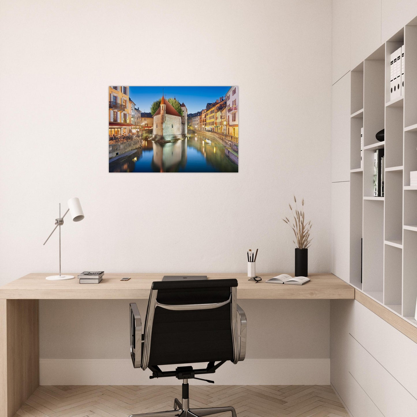 Tableau « Palais de l’Île illuminé au crépuscule dans la vieille ville d’Annecy » dans un espace de travail – simulation 50 × 70 cm