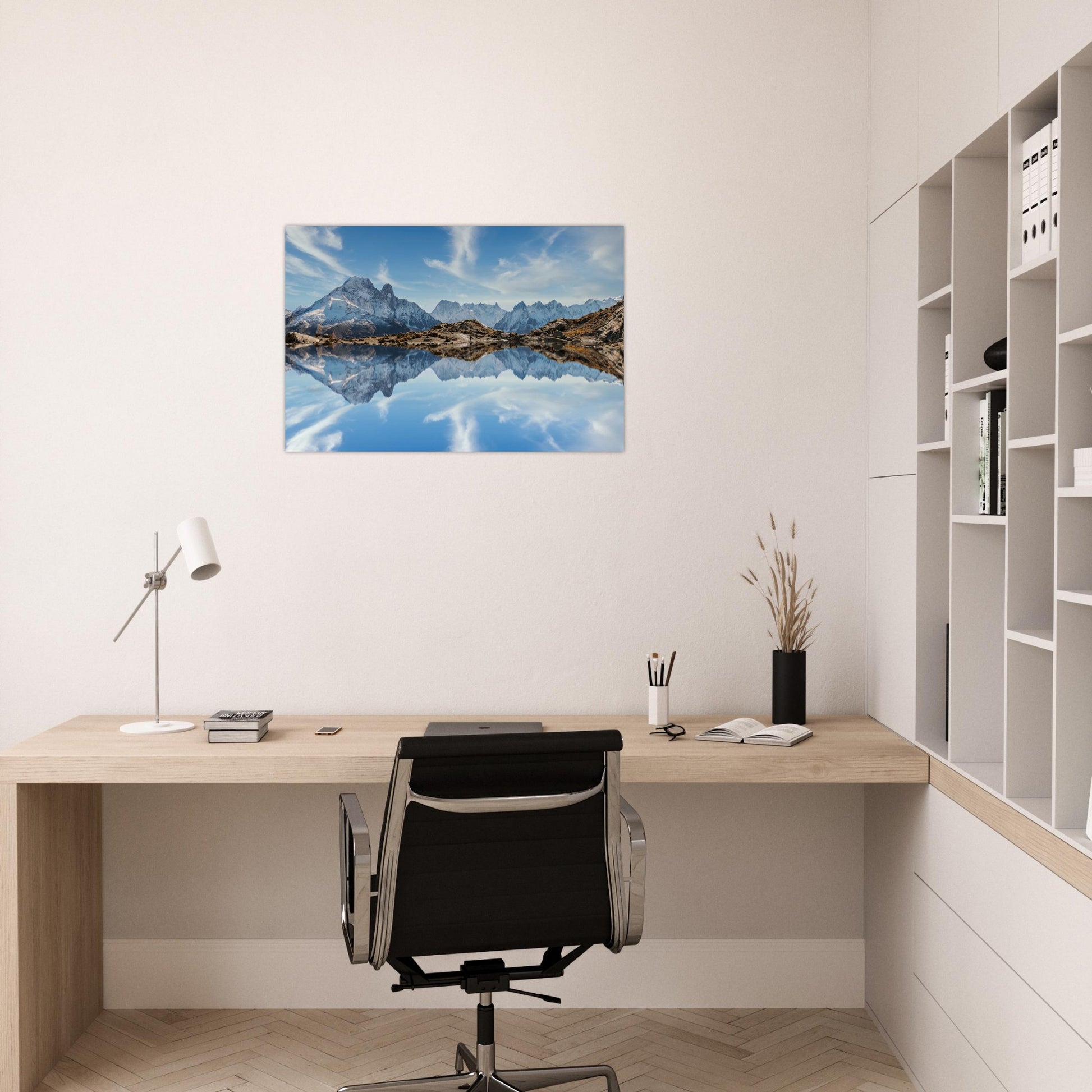 Tableau « Lac Blanc reflétant le massif du Mont-Blanc à Chamonix » sur un mur clair – simulation 50 × 70 cm