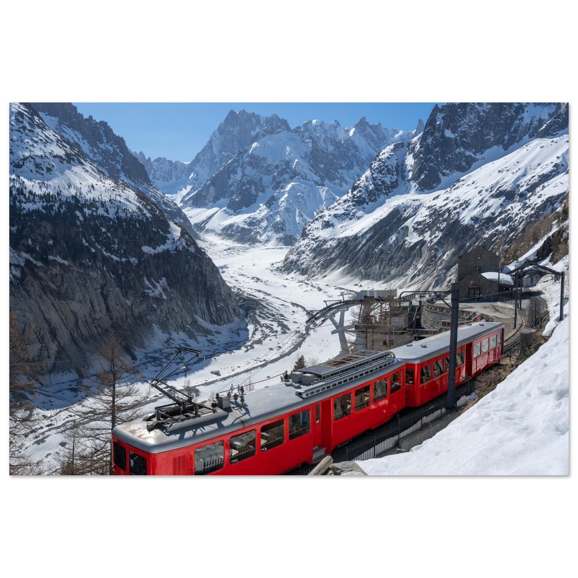 Tableau « train rouge du Montenvers face aux Grandes Jorasses à Chamonix » dans une chambre contemporaine – simulation 50 × 70 cm