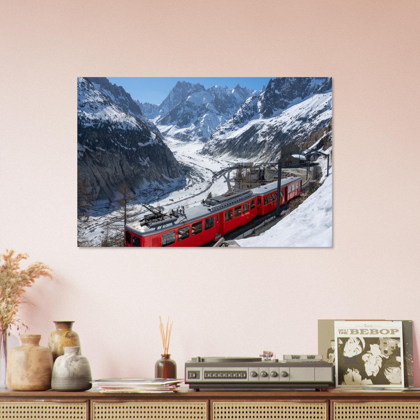 Tableau « train rouge du Montenvers face aux Grandes Jorasses à Chamonix » dans un espace de travail – simulation 50 × 70 cm
