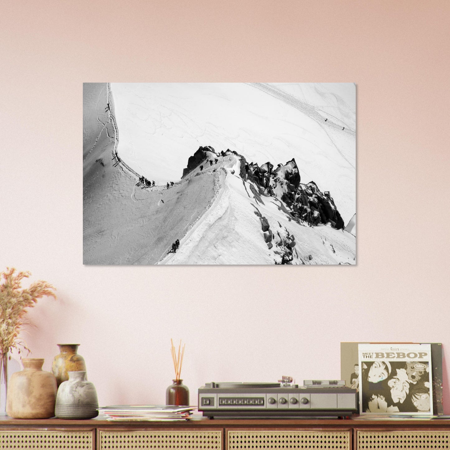 Tableau « alpinistes sur la Vallée Blanche depuis l’Aiguille du Midi en noir et blanc » dans une cuisine moderne – simulation 50 × 70 cm