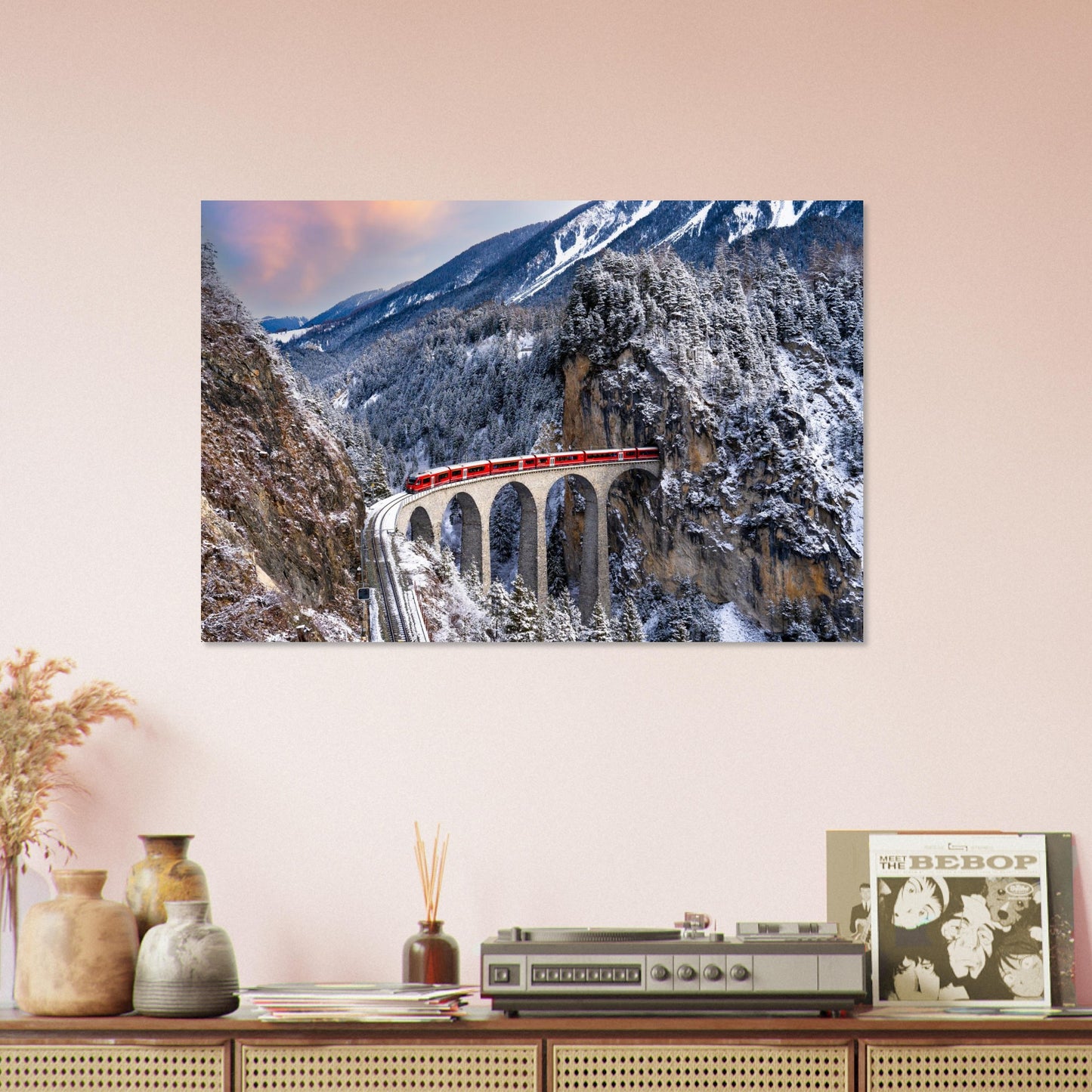 Tableau « train rouge sur le viaduc de Landwasser enneigé en Suisse » sur un mur clair – simulation 50 × 70 cm