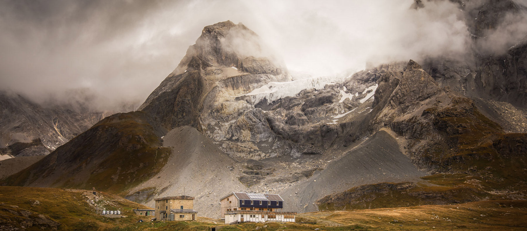 Refuge dans le Massif de la Vanoise avec la Grande Casse au loin, panorama des Alpes