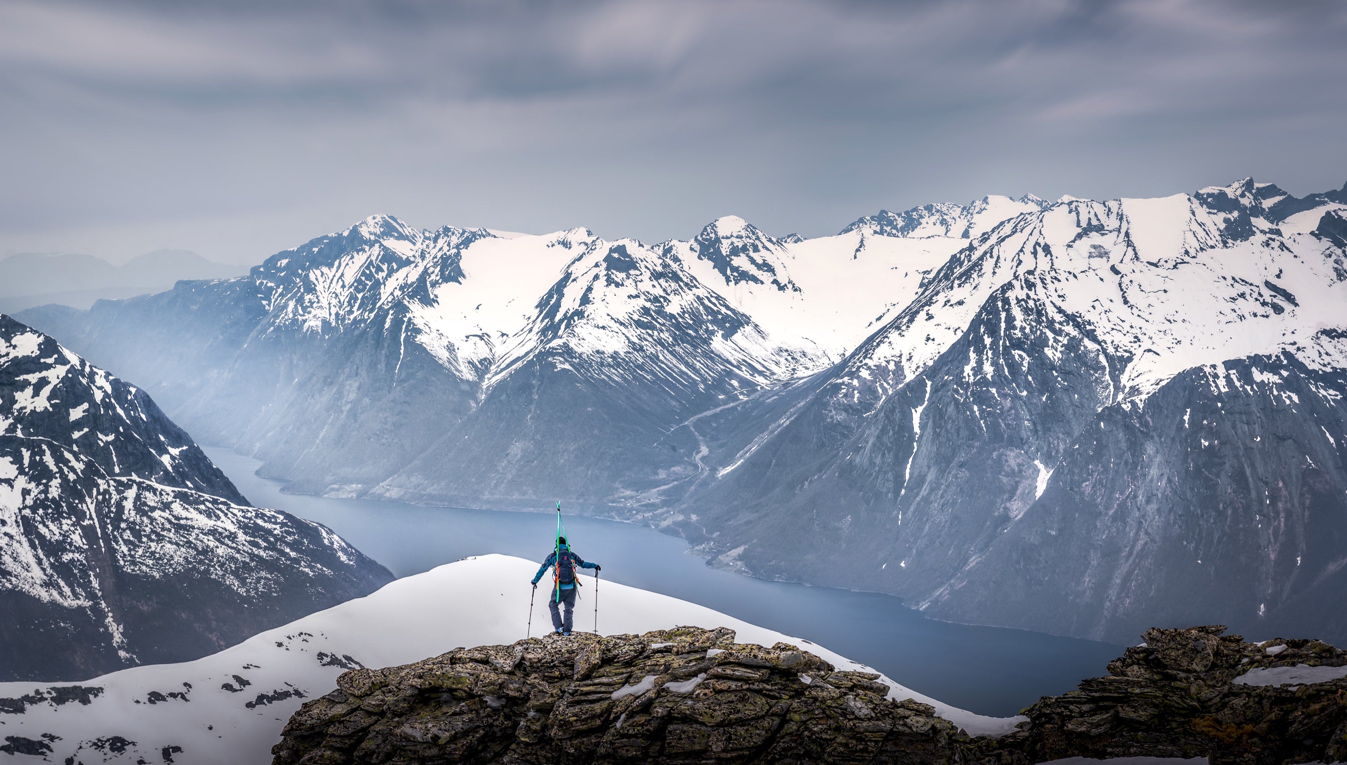 Ski de randonnée depuis un voilier dans un fjord de Norvège avec équipement Haglöfs et prise de vue DJI