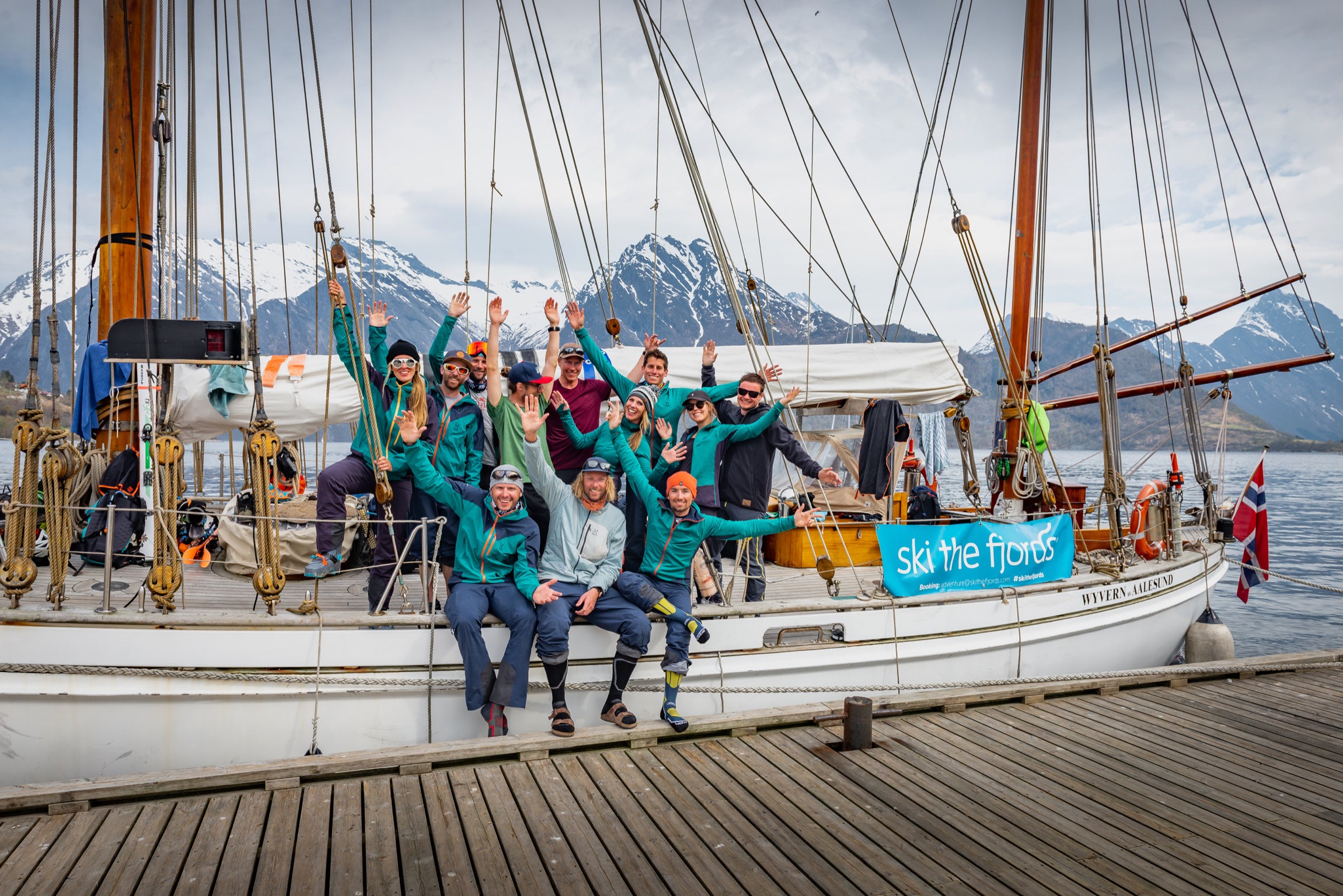 Ski de randonnée depuis un voilier dans un fjord de Norvège avec équipement Haglöfs et prise de vue DJI