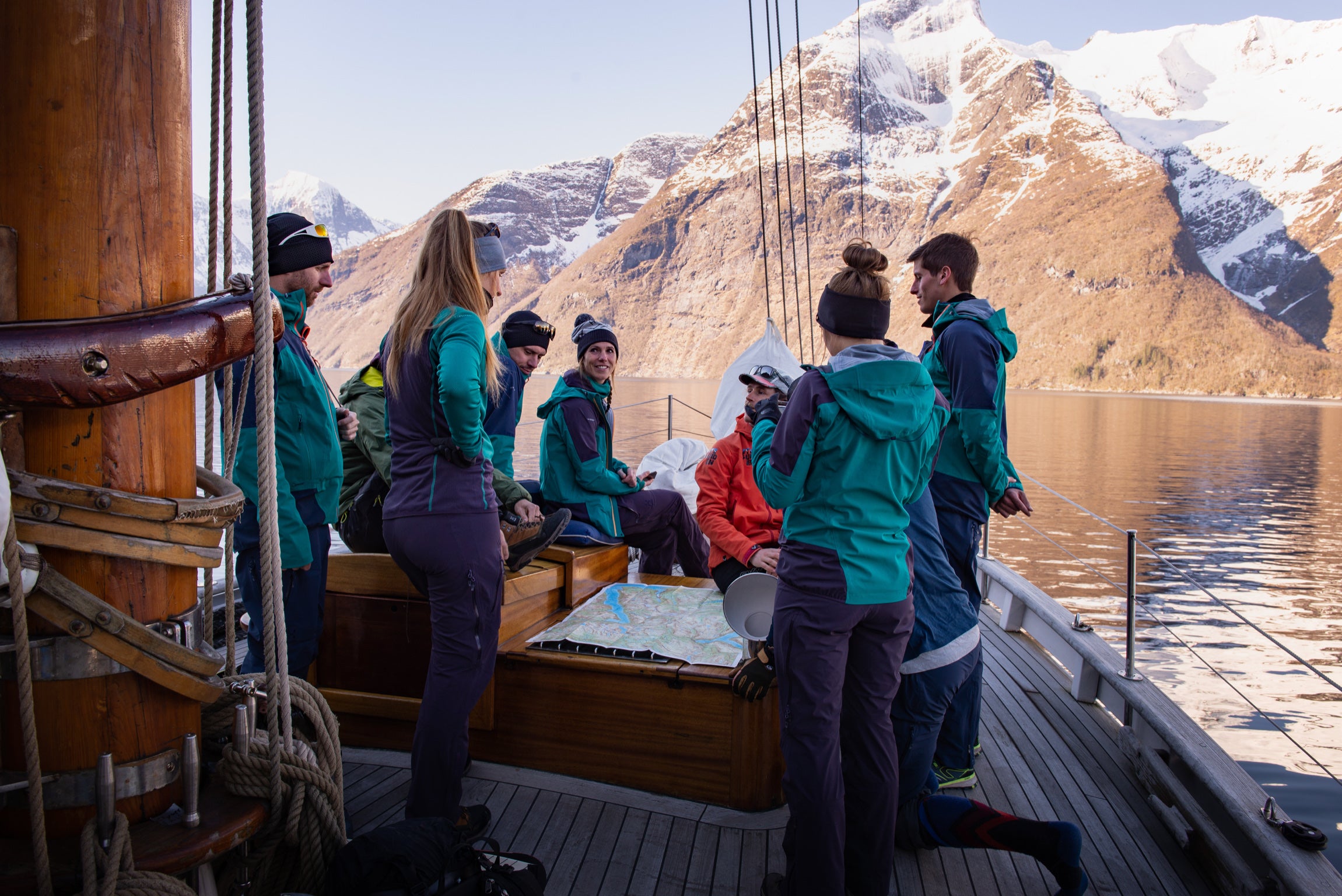 Ski de randonnée depuis un voilier dans un fjord de Norvège avec équipement Haglöfs et prise de vue DJI