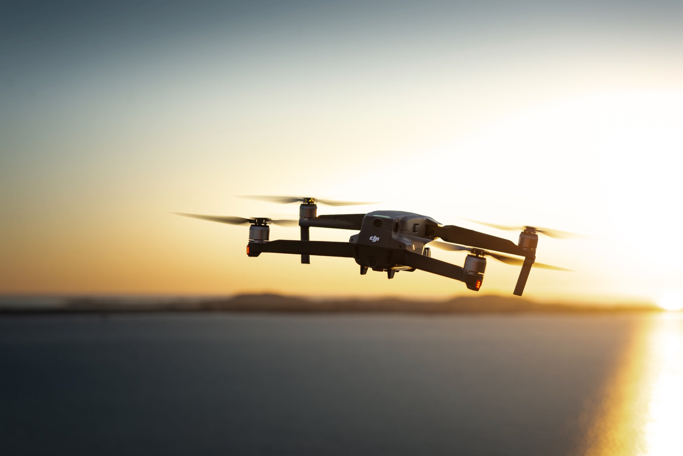 Ski de randonnée depuis un voilier dans un fjord de Norvège avec équipement Haglöfs et prise de vue DJI