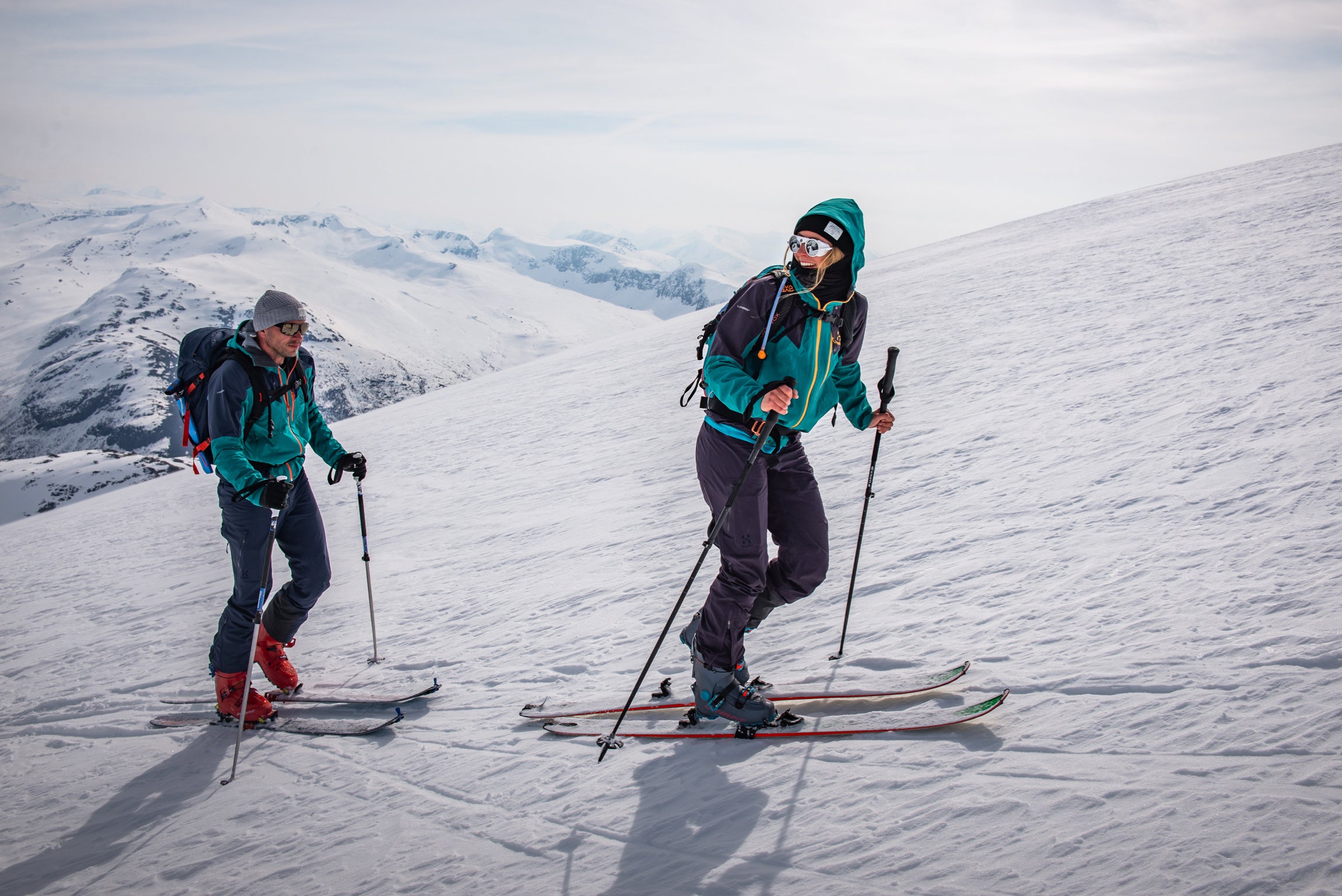 Ski de randonnée depuis un voilier dans un fjord de Norvège avec équipement Haglöfs et prise de vue DJI