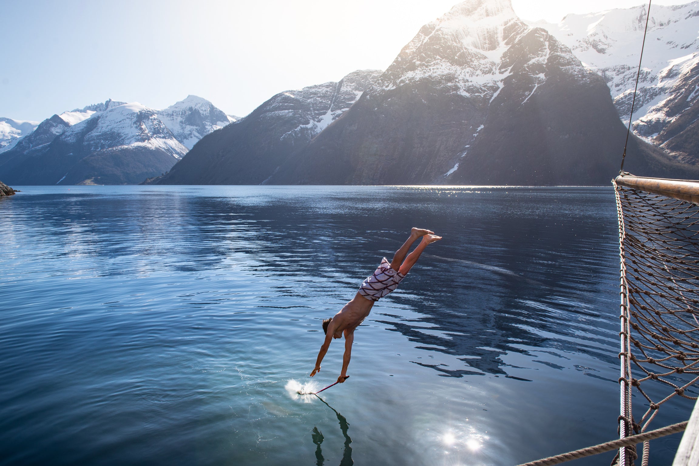 Ski de randonnée depuis un voilier dans un fjord de Norvège avec équipement Haglöfs et prise de vue DJI