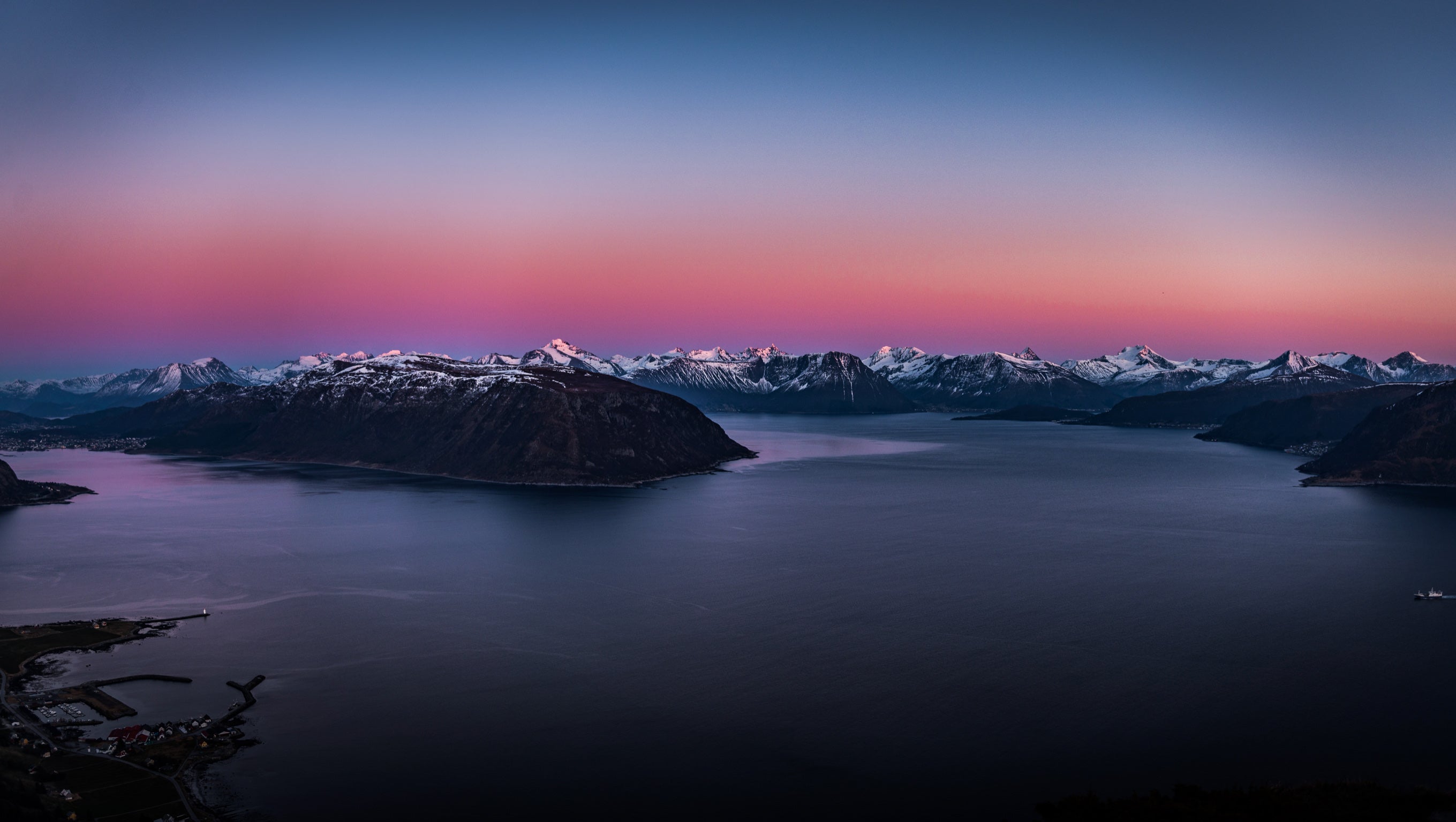 Ski de randonnée depuis un voilier dans un fjord de Norvège avec équipement Haglöfs et prise de vue DJI