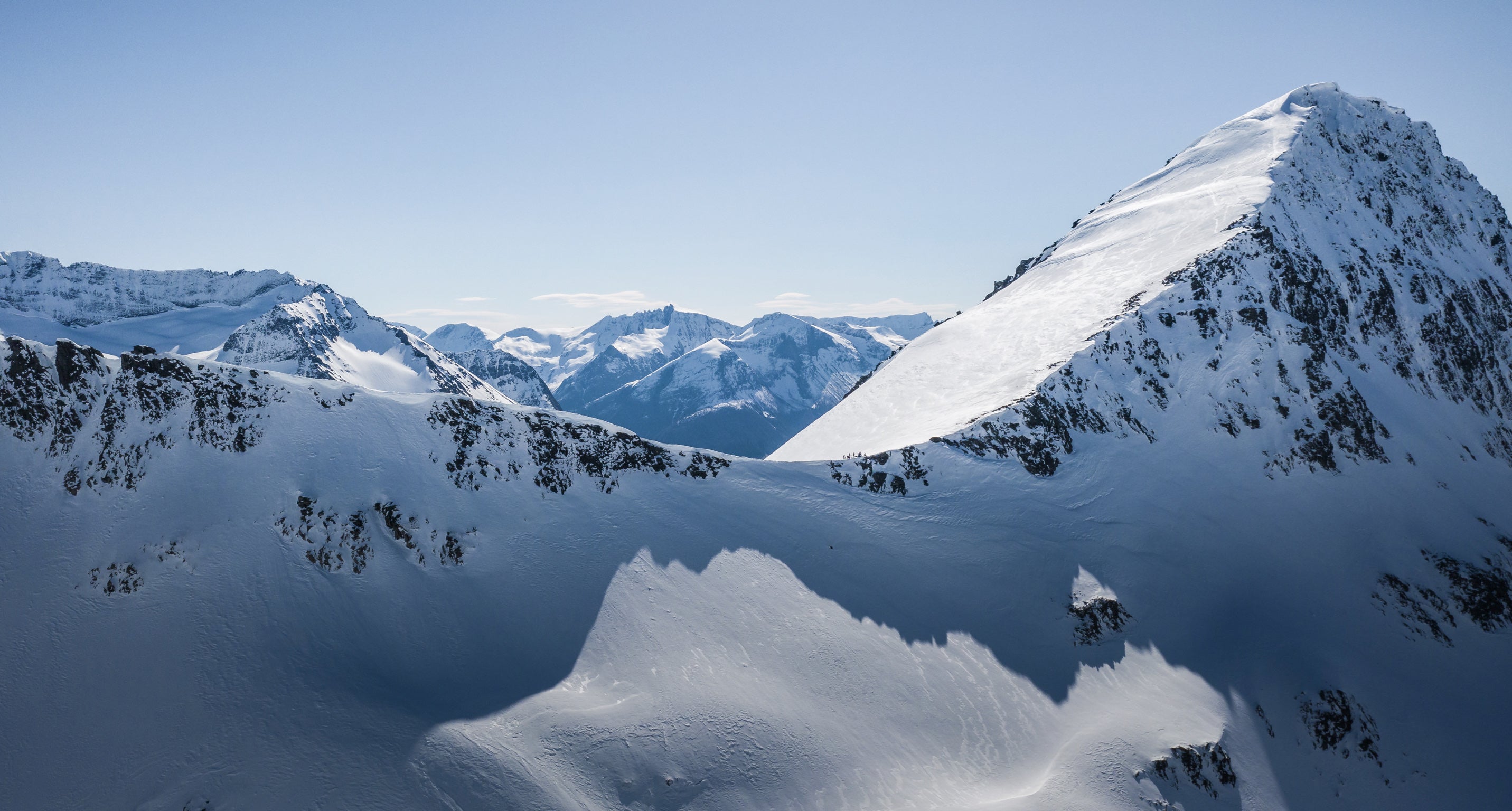 Ski de randonnée depuis un voilier dans un fjord de Norvège avec équipement Haglöfs et prise de vue DJI