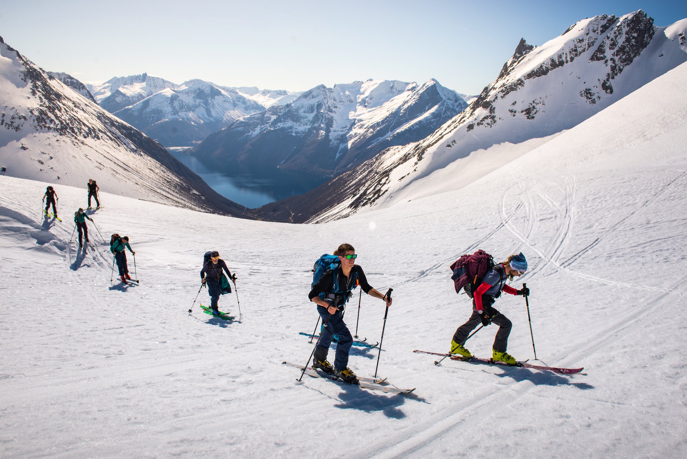 Ski de randonnée depuis un voilier dans un fjord de Norvège avec équipement Haglöfs et prise de vue DJI