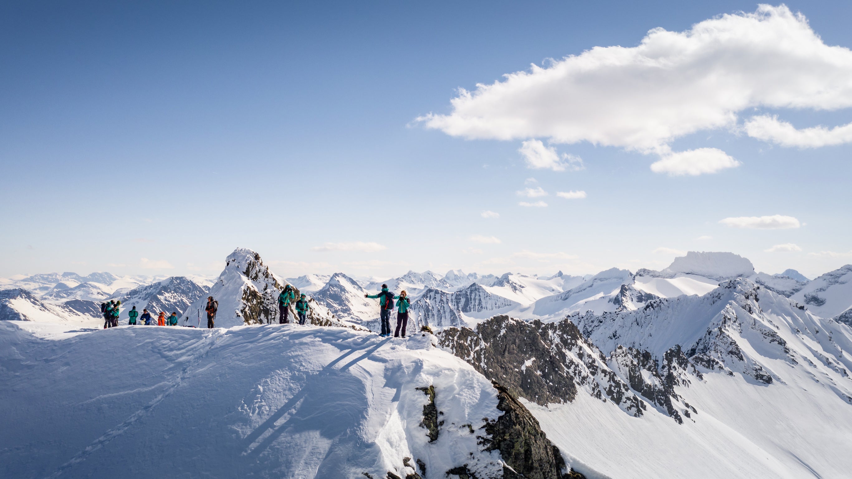 Ski de randonnée depuis un voilier dans un fjord de Norvège avec équipement Haglöfs et prise de vue DJI