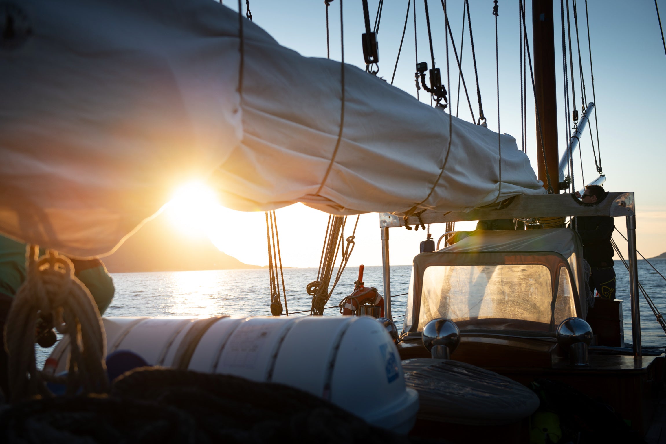 Ski de randonnée depuis un voilier dans un fjord de Norvège avec équipement Haglöfs et prise de vue DJI