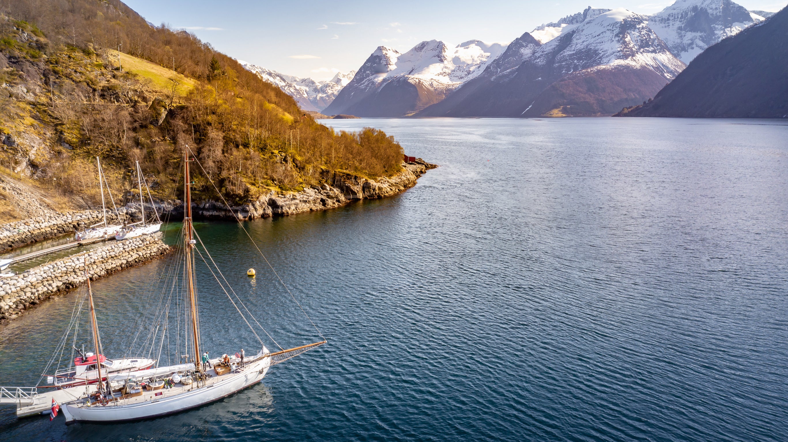 Ski de randonnée depuis un voilier dans un fjord de Norvège avec équipement Haglöfs et prise de vue DJI
