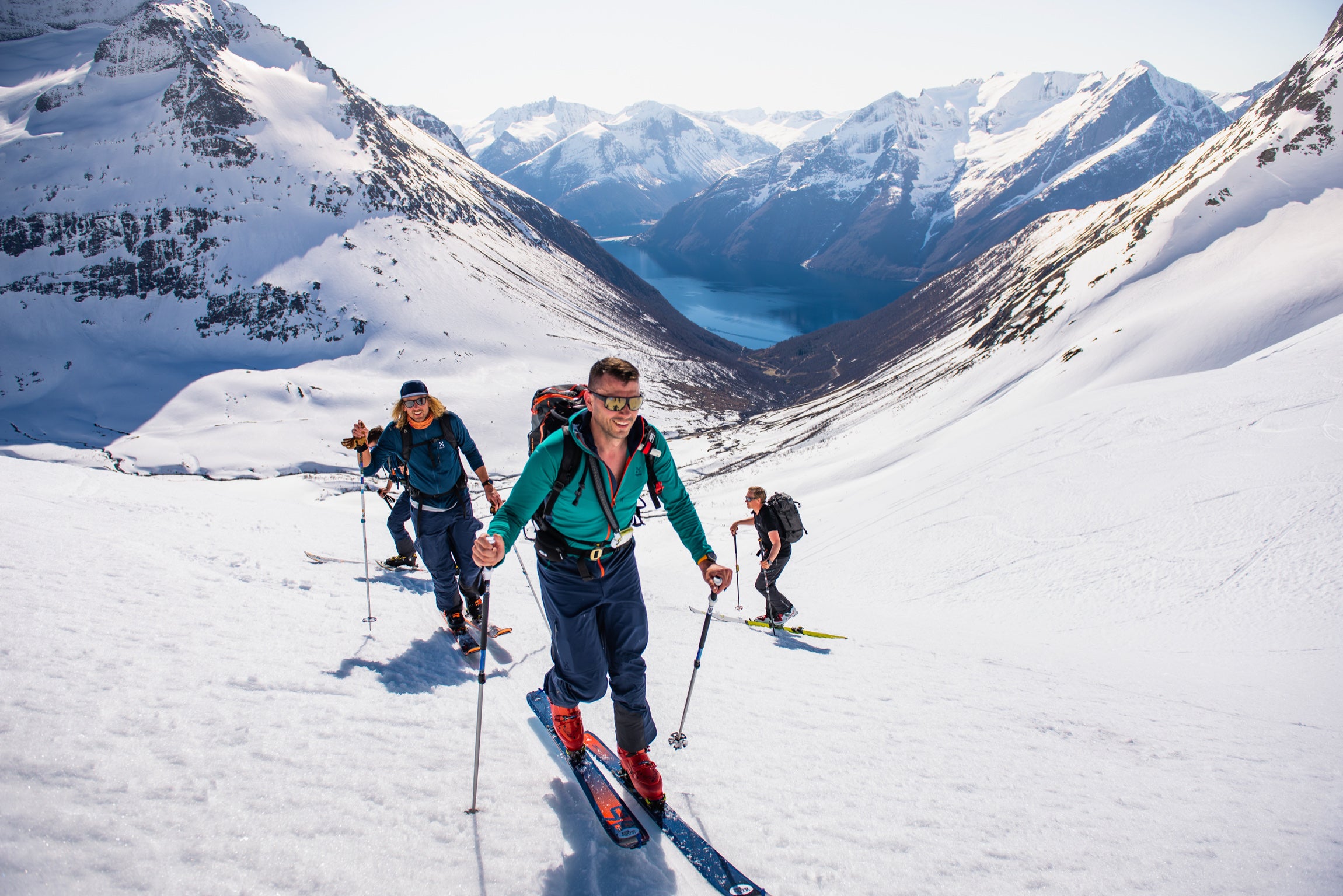 Ski de randonnée depuis un voilier dans un fjord de Norvège avec équipement Haglöfs et prise de vue DJI