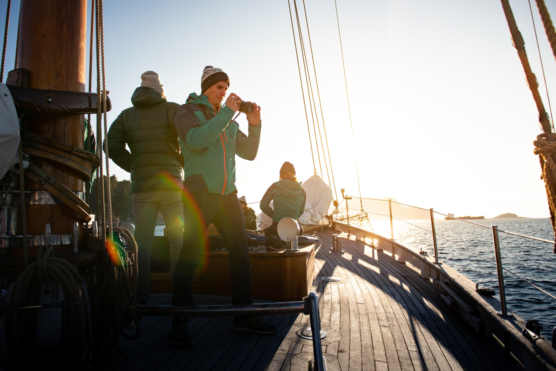 Ski de randonnée depuis un voilier dans un fjord de Norvège avec équipement Haglöfs et prise de vue DJI