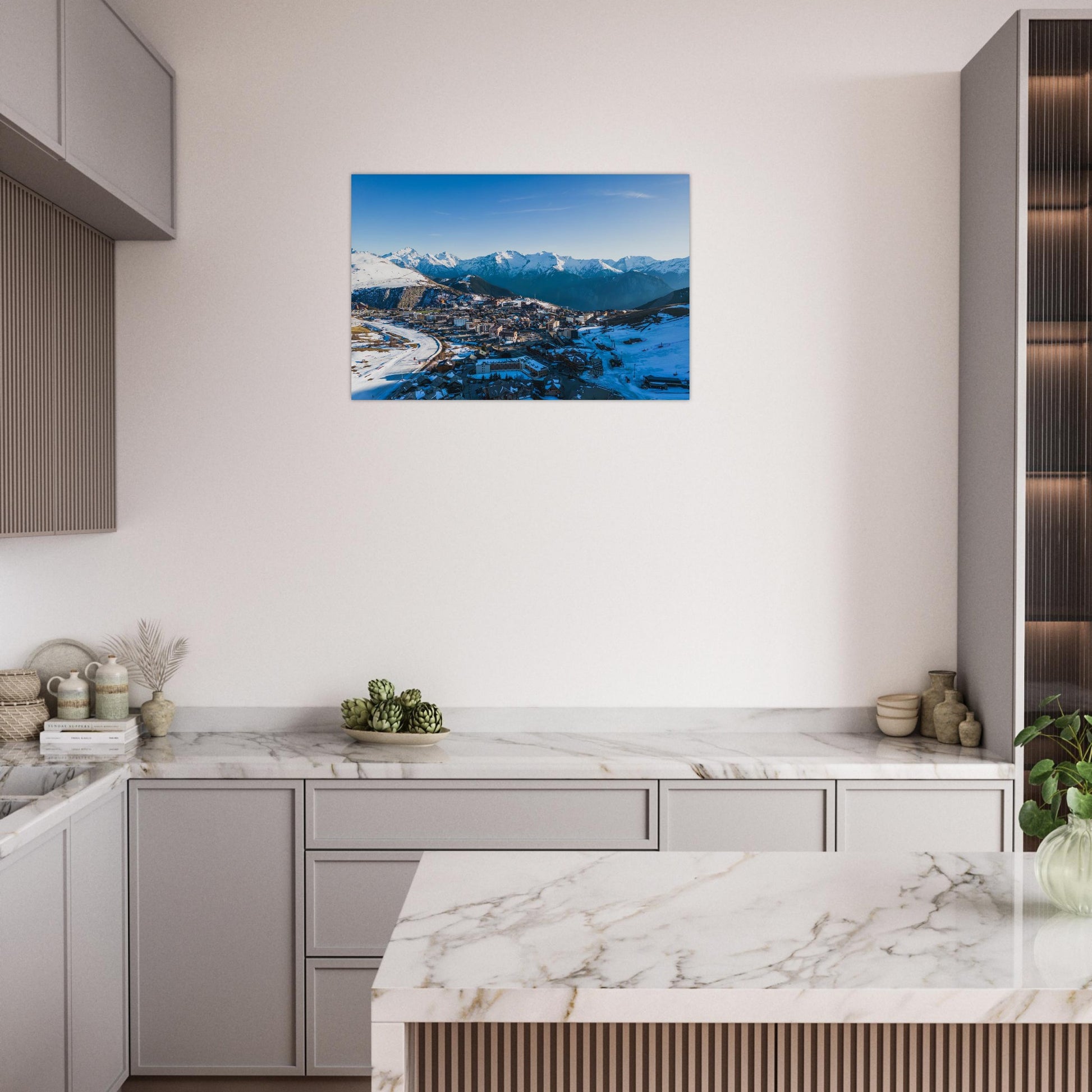 Tableau photo aérien de l’Alpe d’Huez enneigée dans un intérieur épuré sur Dibond mat
