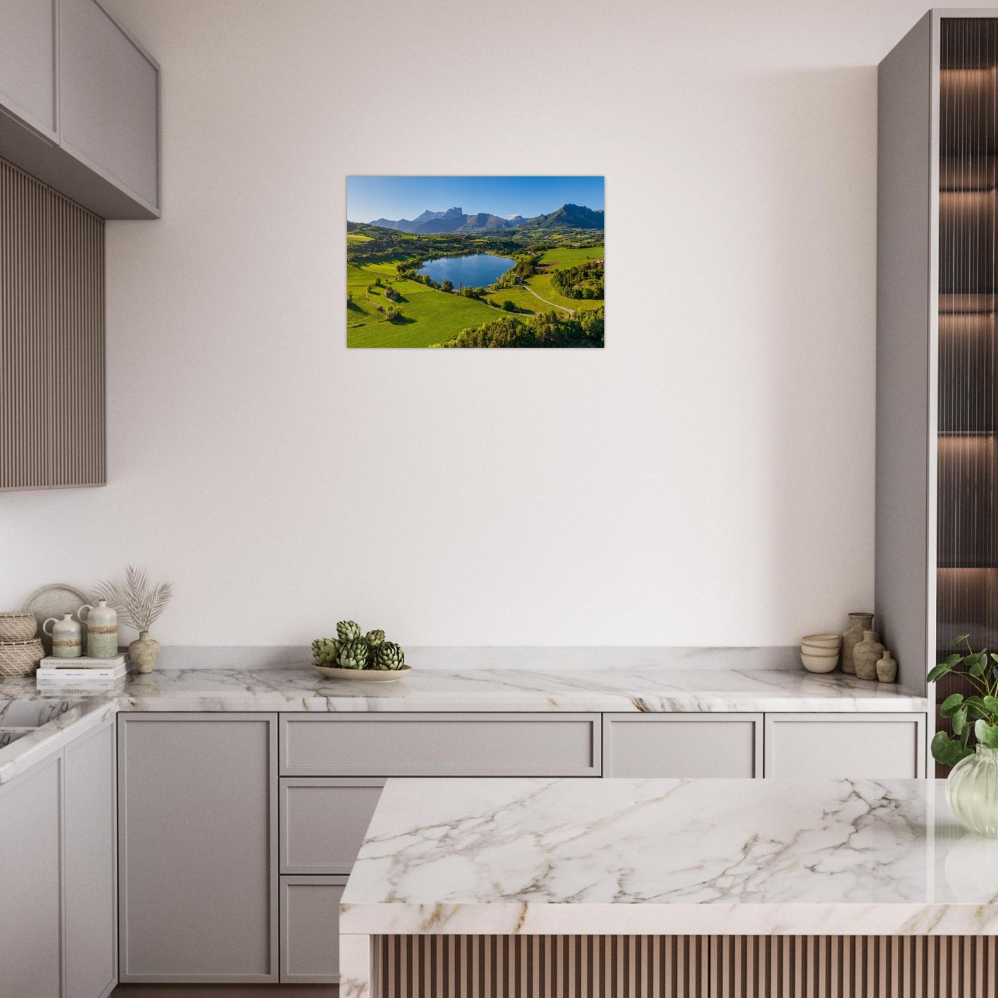 Tableau photo aérien du lac de Pelleautier face au pic de Bure mis en scène dans une chambre