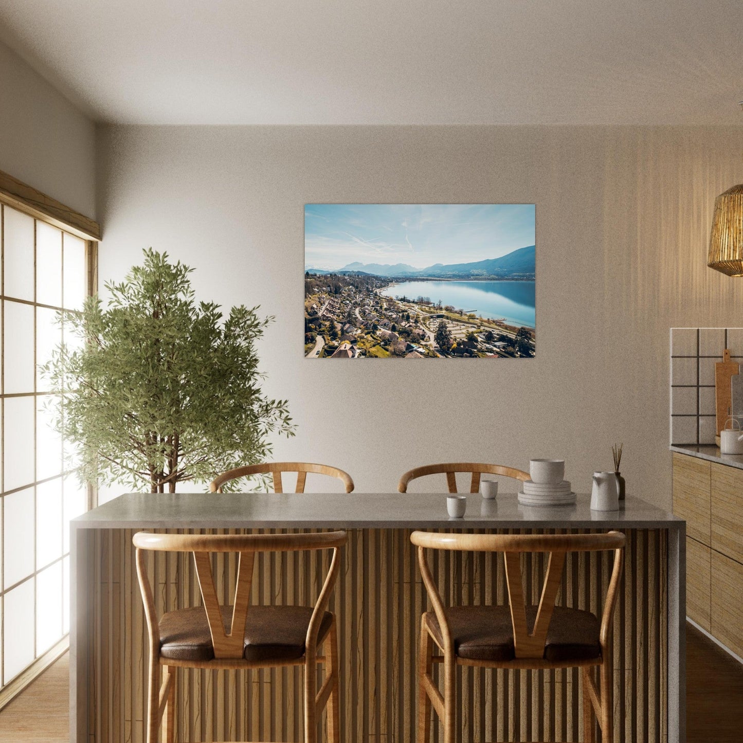 Tableau photo aérienne d’Aix-les-Bains et du lac du Bourget sur aluminium Dibond mat, mis en scène dans une cuisine moderne