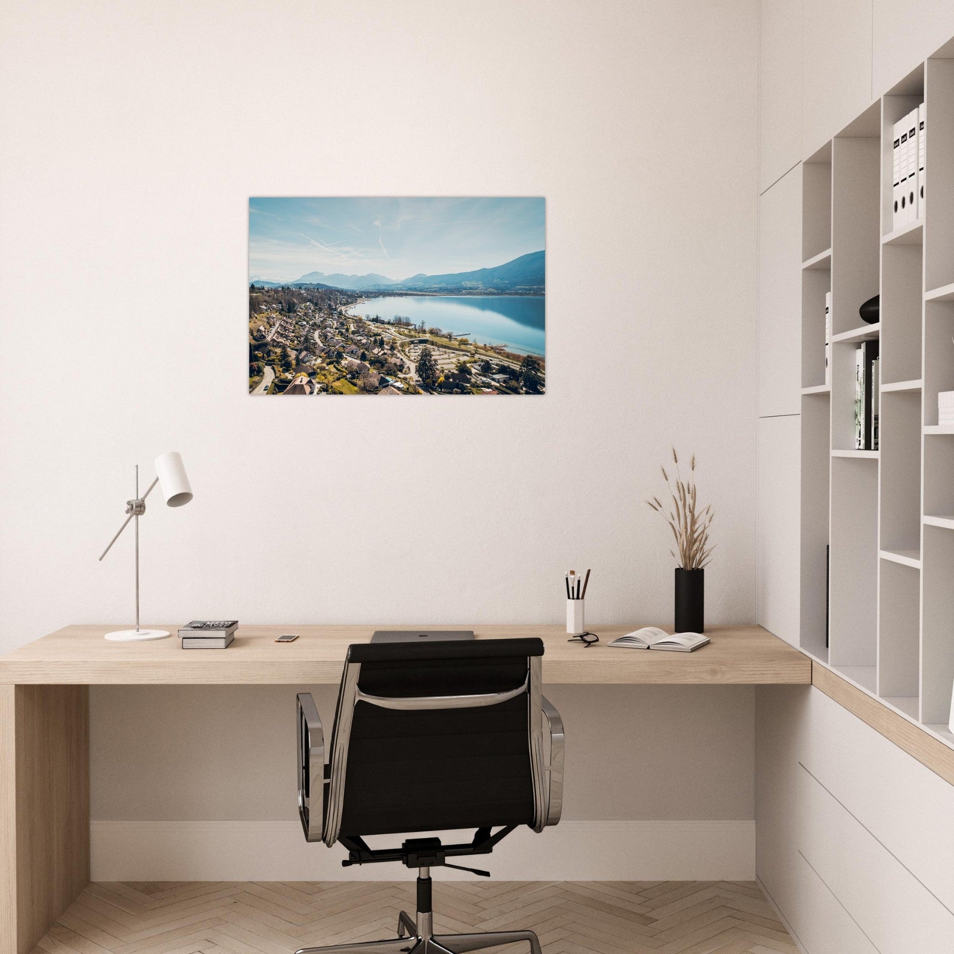 Tableau photo aérienne d’Aix-les-Bains et du lac du Bourget sur aluminium Dibond mat, présenté dans un espace de vie