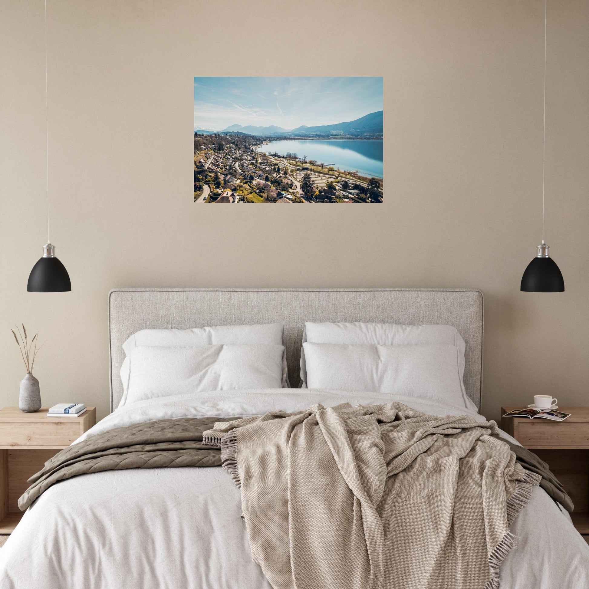 Tableau photo aérienne d’Aix-les-Bains et du lac du Bourget sur aluminium Dibond mat, présenté dans un intérieur