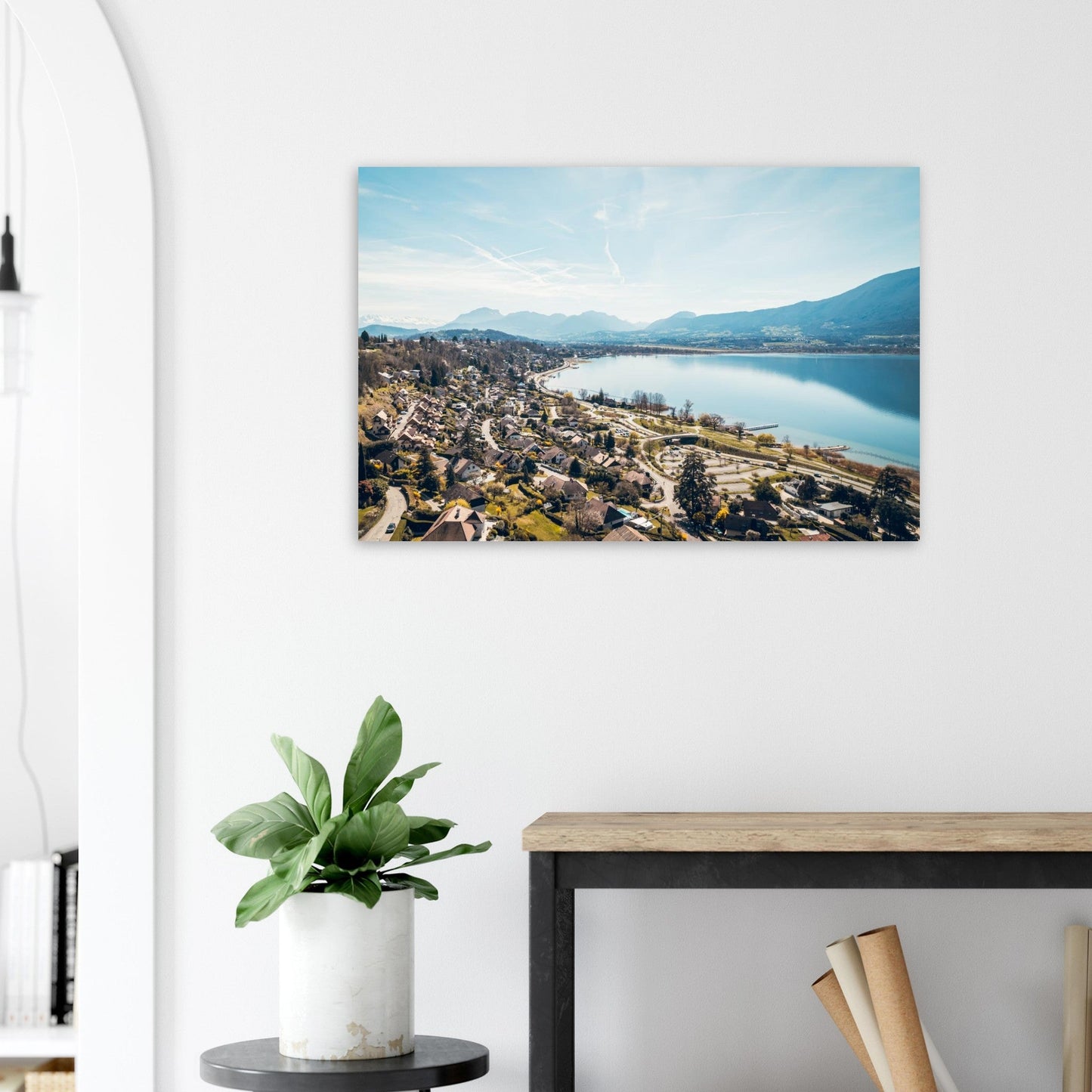 Tableau photo aérienne d’Aix-les-Bains et du lac du Bourget sur aluminium Dibond mat, accroché sur un mur clair