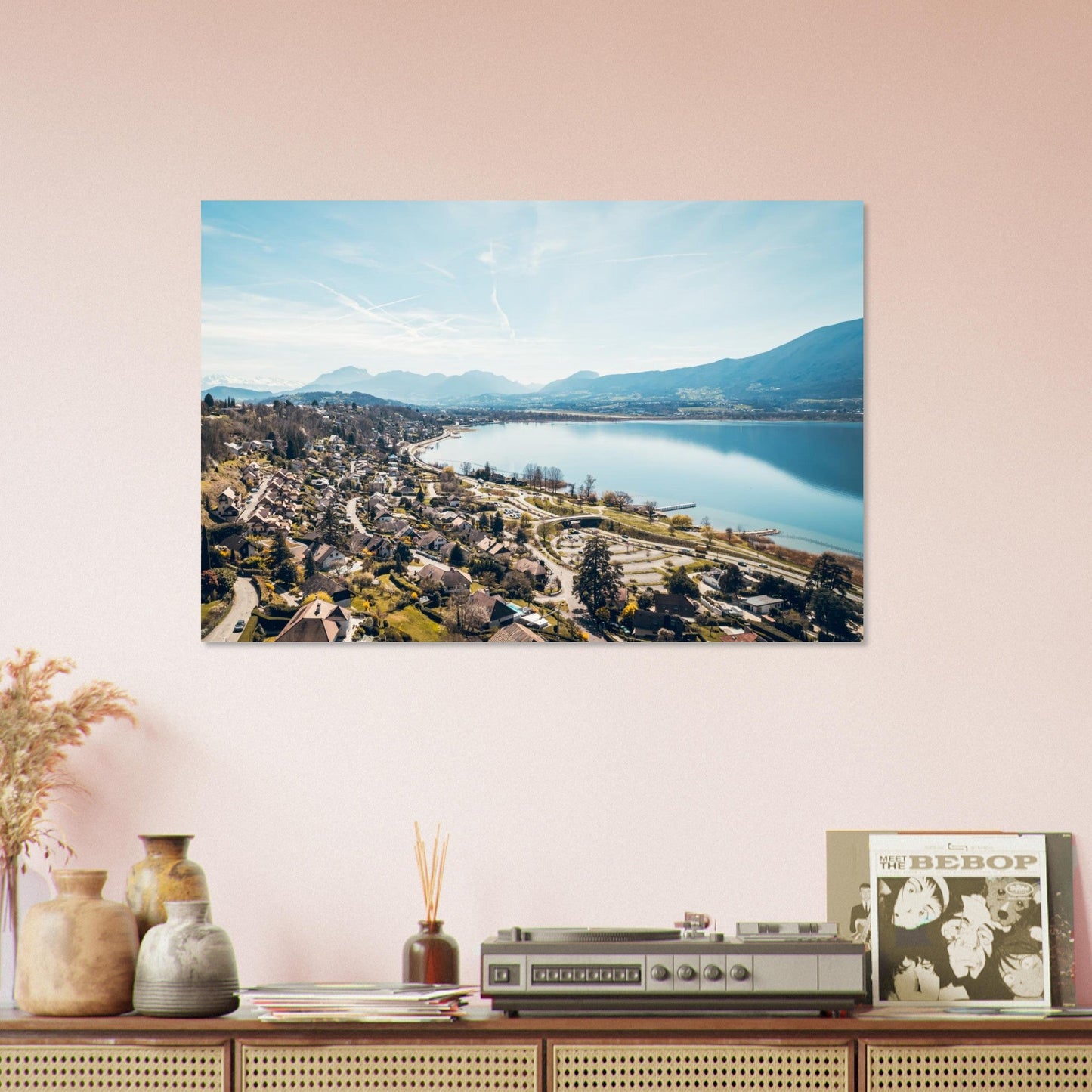 Tableau photo aérienne d’Aix-les-Bains et du lac du Bourget sur aluminium Dibond mat, exposé dans une chambre