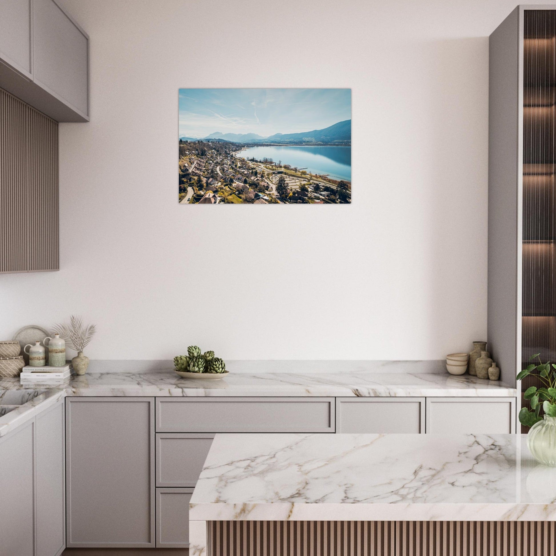 Tableau photo aérienne d’Aix-les-Bains et du lac du Bourget sur aluminium Dibond mat, présenté dans un espace de travail