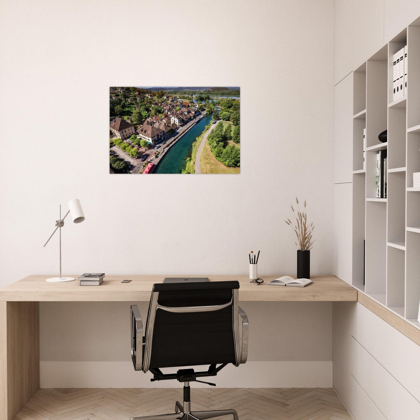 Tableau photo d’une vue aérienne de Chanaz et du canal de Savières sur aluminium Dibond mat, présenté dans un espace de travail