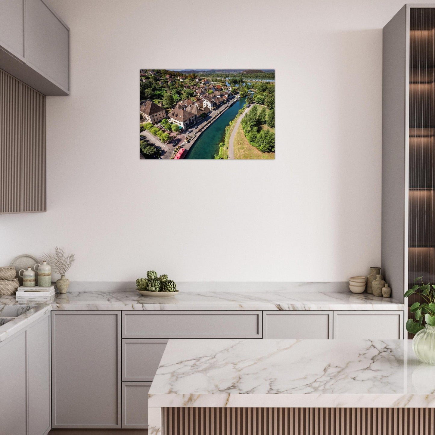 Tableau photo d’une vue aérienne de Chanaz et du canal de Savières sur aluminium Dibond mat, présenté dans un intérieur