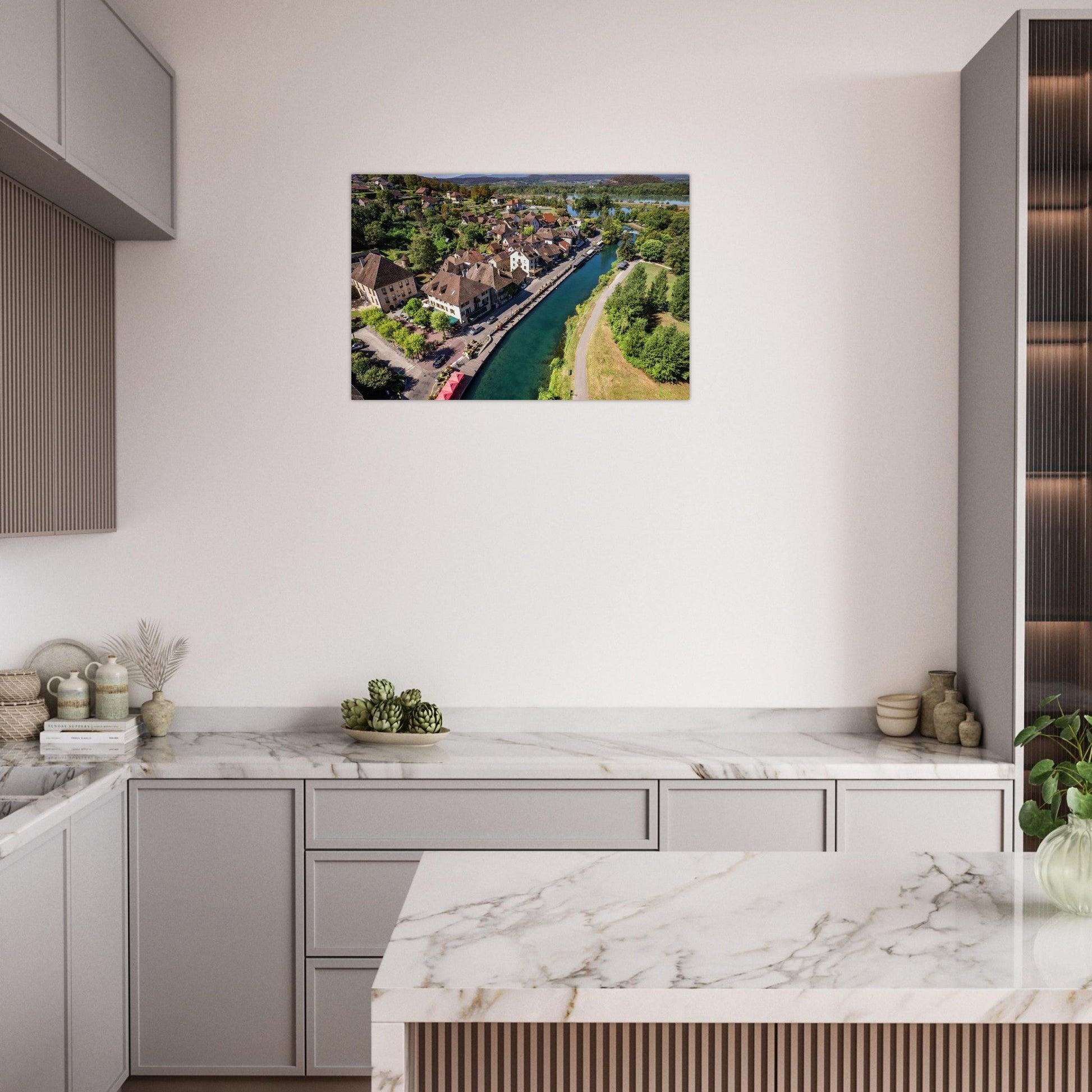 Tableau photo d’une vue aérienne de Chanaz et du canal de Savières sur aluminium Dibond mat, présenté dans un intérieur