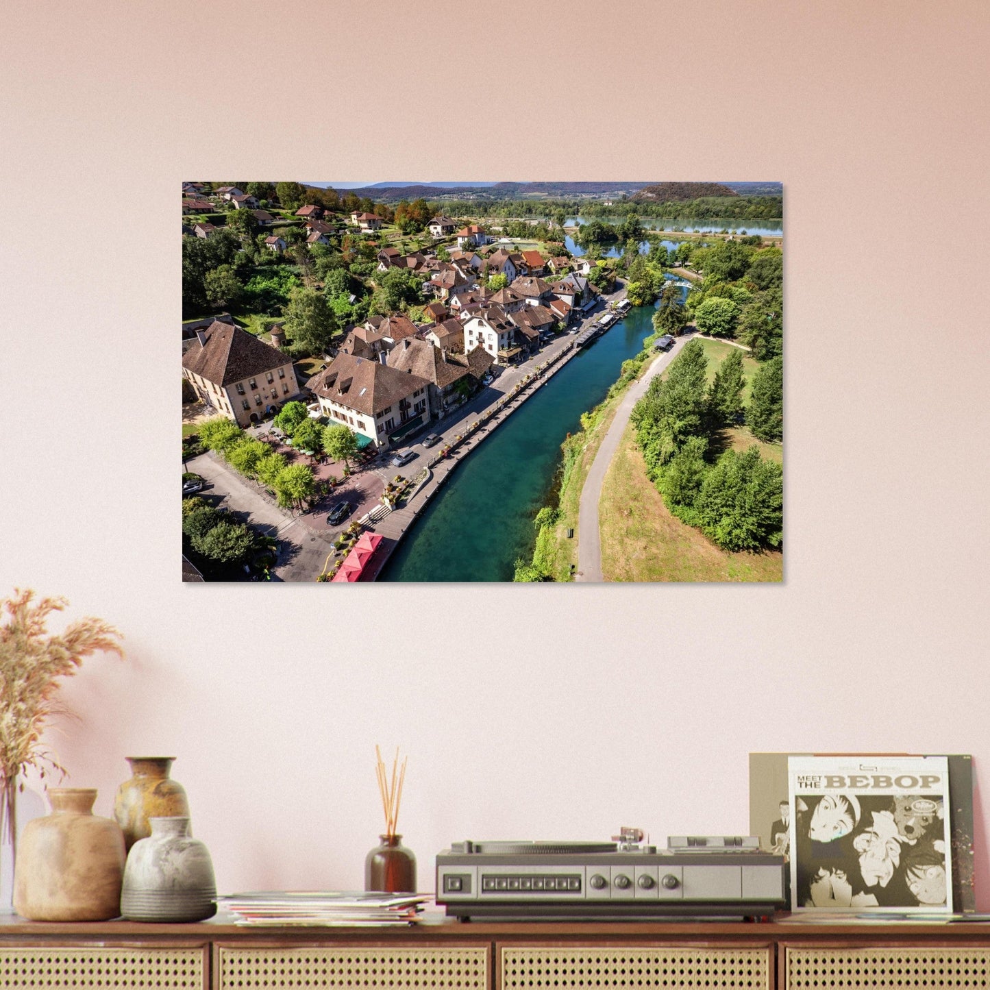 Tableau photo d’une vue aérienne de Chanaz et du canal de Savières sur aluminium Dibond mat, accroché sur un mur clair