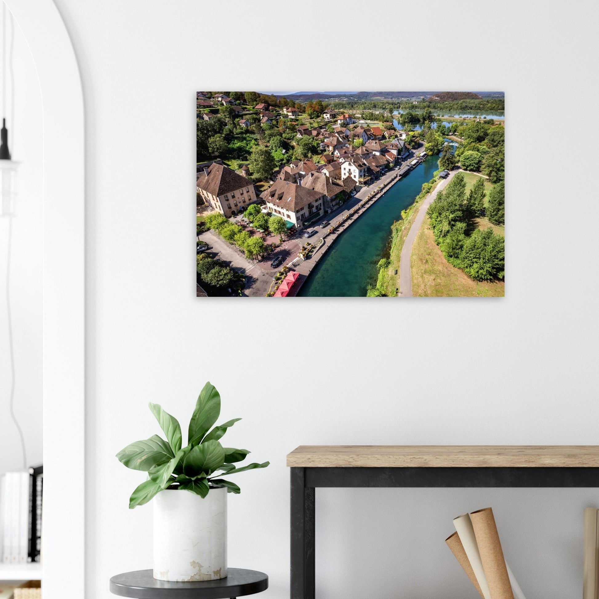 Tableau photo d’une vue aérienne de Chanaz et du canal de Savières sur aluminium Dibond mat, présenté dans un espace de vie