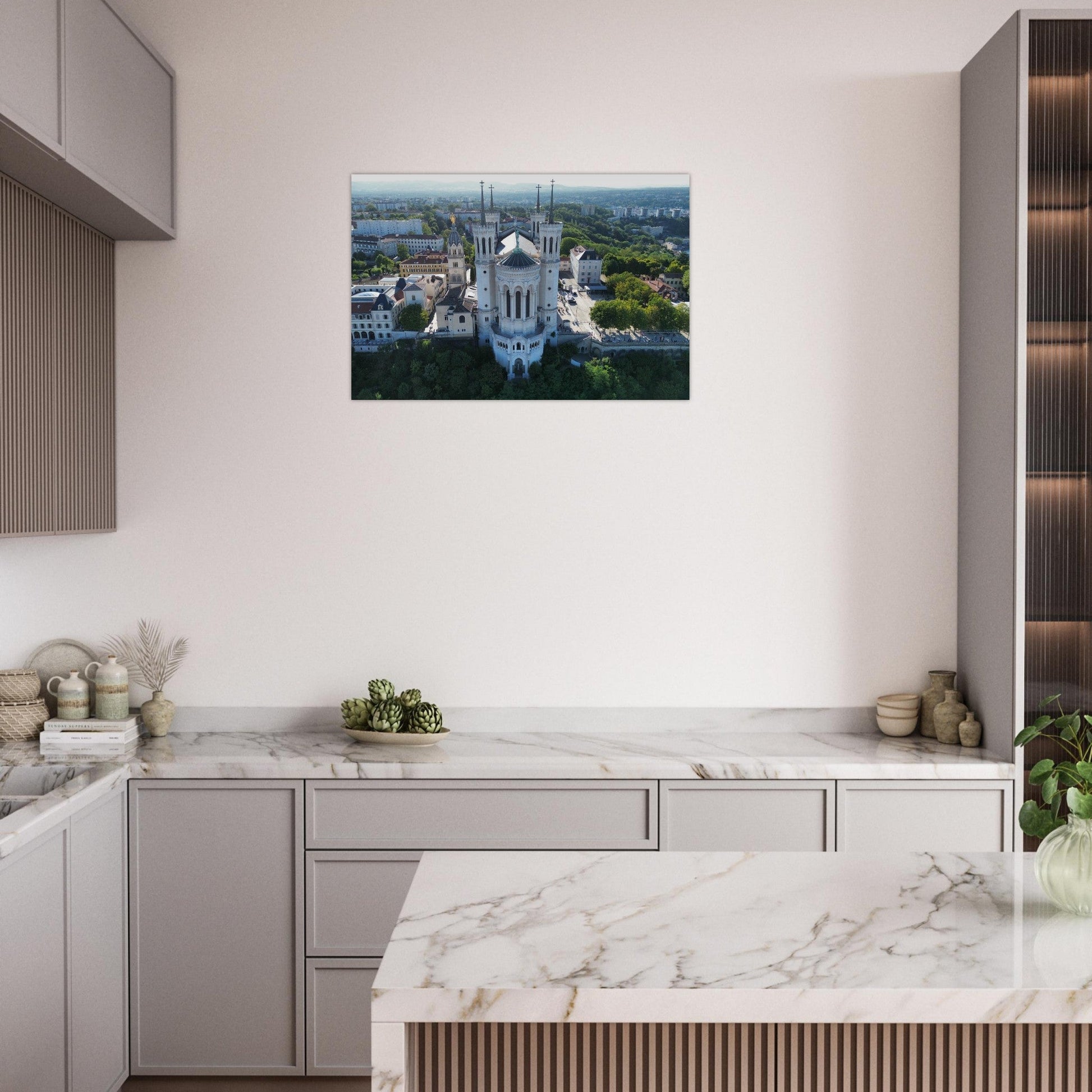 Tableau photo d’une vue aérienne de la basilique Notre-Dame de Fourvière sur aluminium Dibond mat, présenté dans un espace de travail