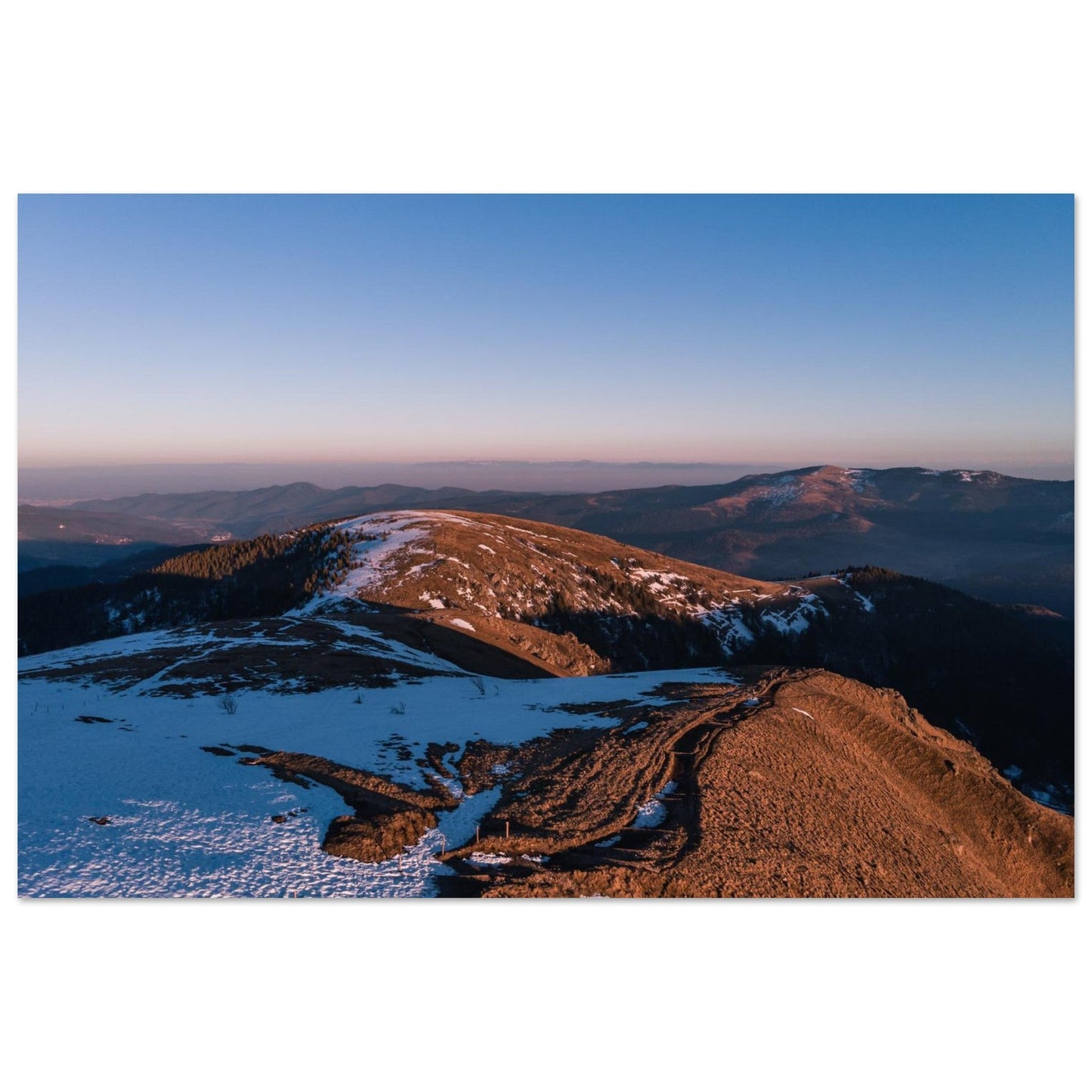 Photo aérienne du Hohneck enneigé au coucher du soleil — tableau photo paysage de montagne en Alu Dibond, fabrication française
