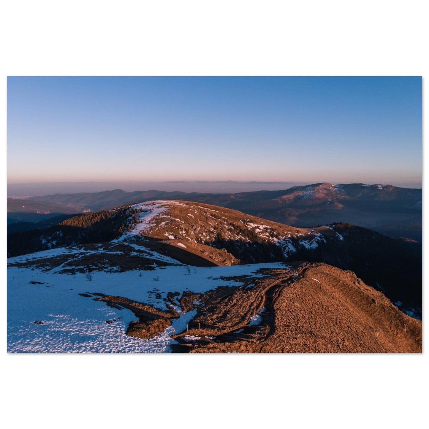 Photo aérienne du Hohneck enneigé au coucher du soleil — tableau photo paysage de montagne en Alu Dibond, fabrication française